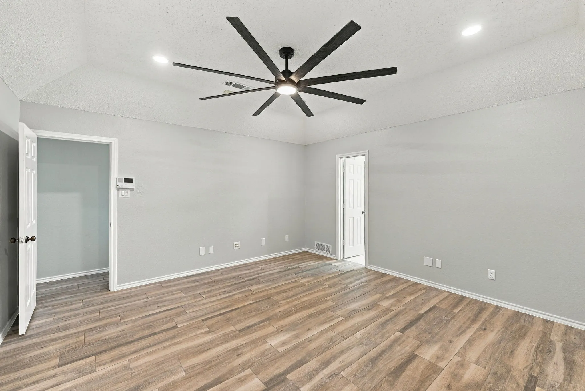 Single Family Residence For Sale in Tarrant County , 10201 Maverick Drive, Fort Worth, Texas 76108, 3 Bedroom, 2 Bathroom, 2 Garage spaces, 1,692 Sqft, built in 1987, mls#21386329, Real Estate Agent in Fort Worth, Homes For Sale in Tarrant county, Homes For Sale in Fort Worth, Realtor in Fort Worth Texas, Real Estate Brokerage Independent Realty Texas, Luminita Cordes Realtor