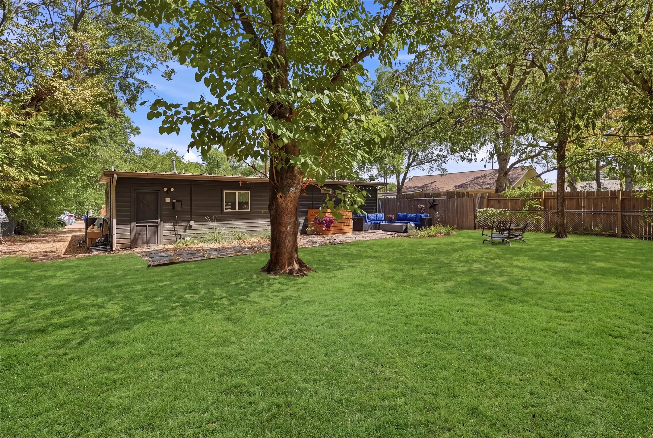 Single Family Residence For Sale in Hood County , 803 W Bluff Street, Granbury, Texas 76048, 3 Bedroom, 2 Bathroom, Garage spaces, 1,100 Sqft, built in 1958, mls#21386333, Real Estate Agent in Granbury, Homes For Sale in Hood county, Homes For Sale in Granbury, Realtor in Granbury Texas, Real Estate Brokerage Independent Realty Texas, Luminita Cordes Realtor