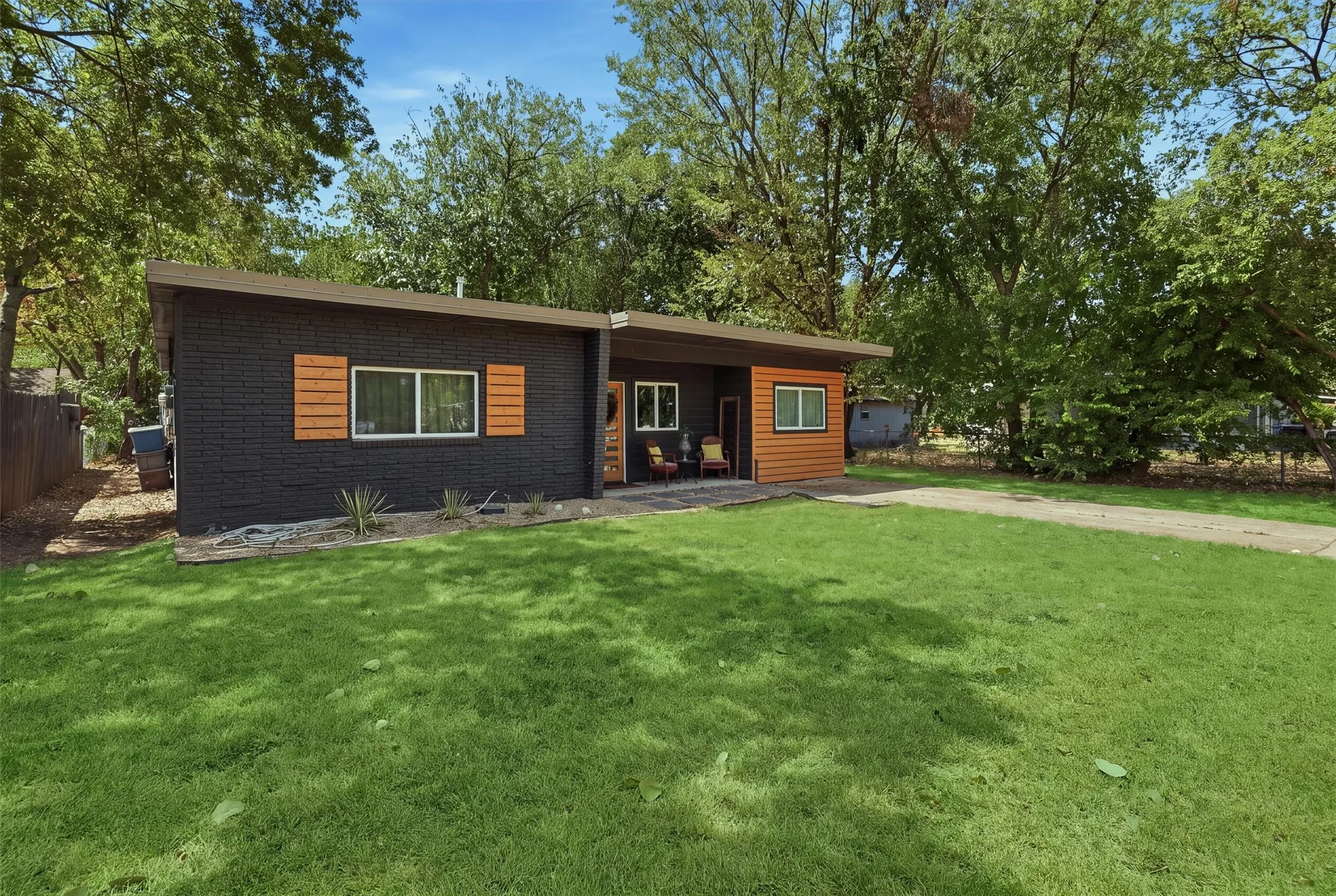 Single Family Residence For Sale in Hood County , 803 W Bluff Street, Granbury, Texas 76048, 3 Bedroom, 2 Bathroom, Garage spaces, 1,100 Sqft, built in 1958, mls#21386333, Real Estate Agent in Granbury, Homes For Sale in Hood county, Homes For Sale in Granbury, Realtor in Granbury Texas, Real Estate Brokerage Independent Realty Texas, Luminita Cordes Realtor