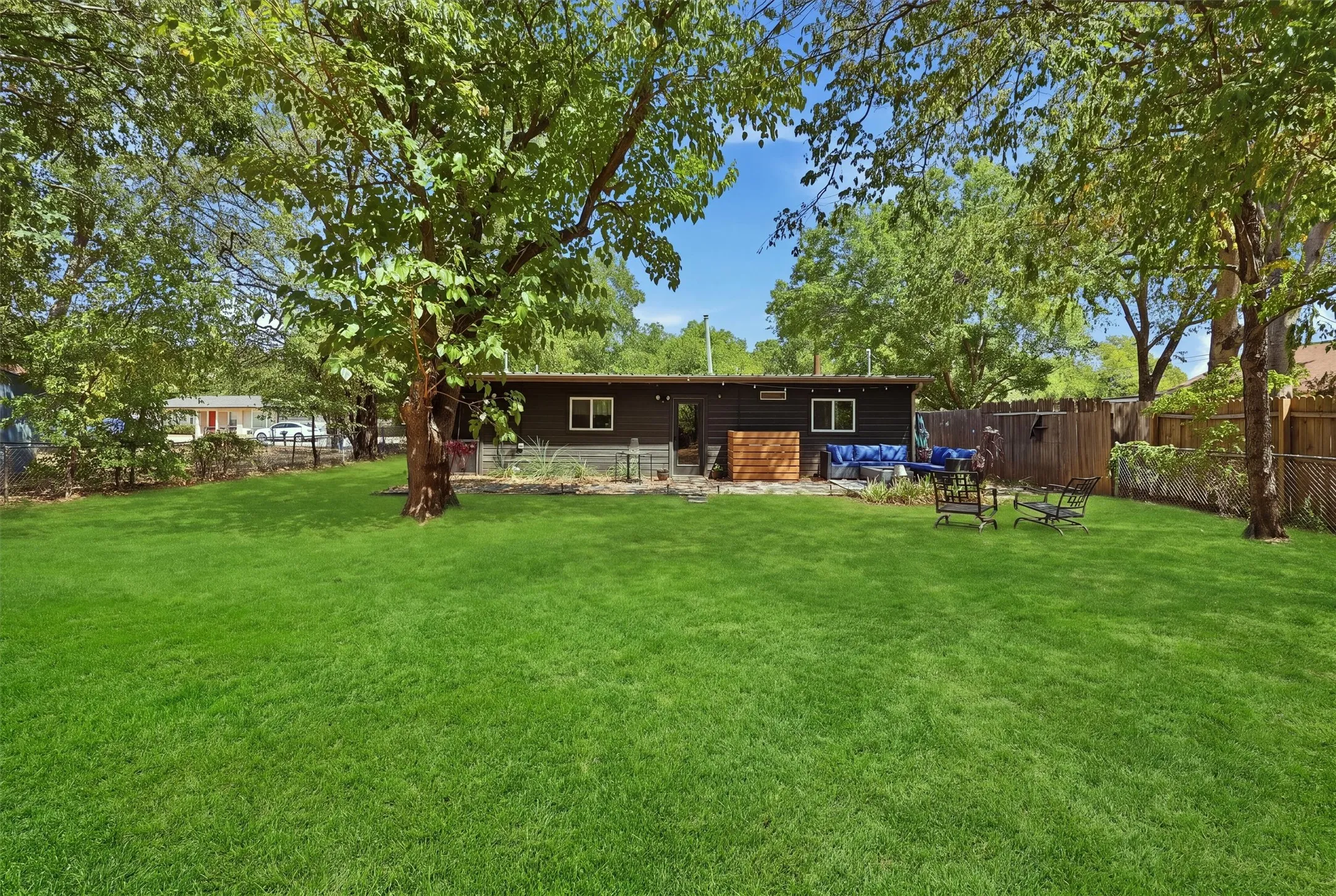 Single Family Residence For Sale in Hood County , 803 W Bluff Street, Granbury, Texas 76048, 3 Bedroom, 2 Bathroom, Garage spaces, 1,100 Sqft, built in 1958, mls#21386333, Real Estate Agent in Granbury, Homes For Sale in Hood county, Homes For Sale in Granbury, Realtor in Granbury Texas, Real Estate Brokerage Independent Realty Texas, Luminita Cordes Realtor