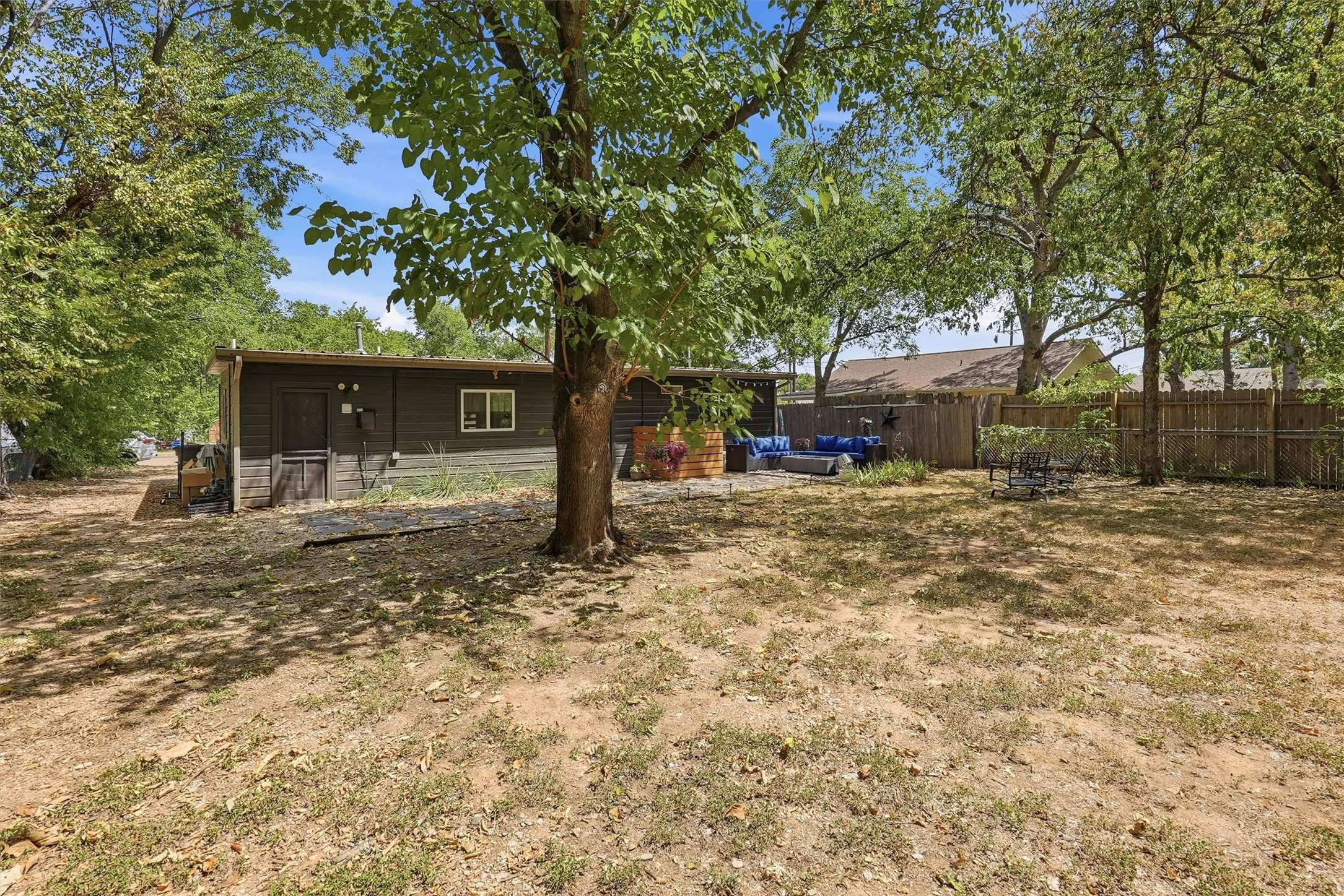 Single Family Residence For Sale in Hood County , 803 W Bluff Street, Granbury, Texas 76048, 3 Bedroom, 2 Bathroom, Garage spaces, 1,100 Sqft, built in 1958, mls#21386333, Real Estate Agent in Granbury, Homes For Sale in Hood county, Homes For Sale in Granbury, Realtor in Granbury Texas, Real Estate Brokerage Independent Realty Texas, Luminita Cordes Realtor