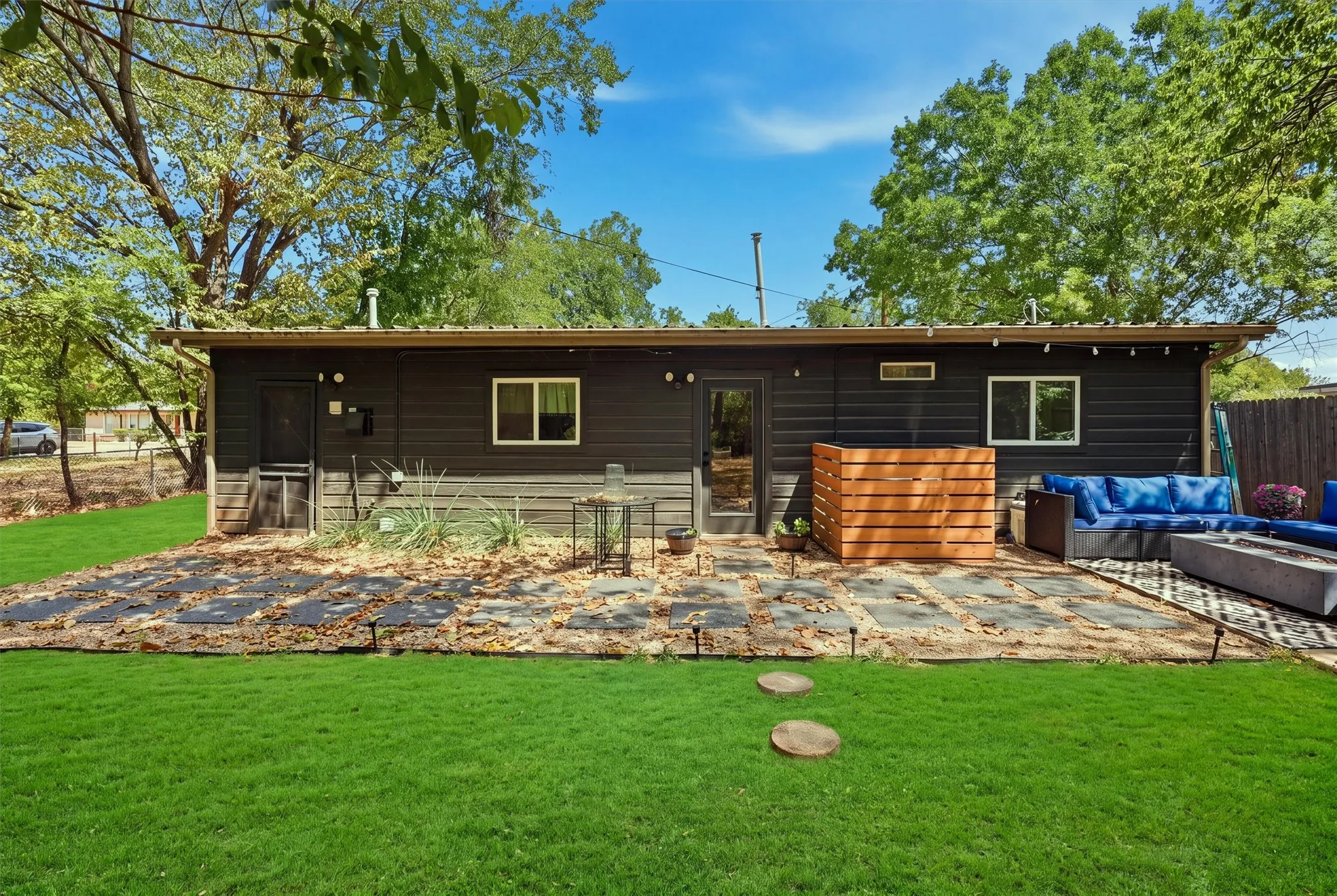 Single Family Residence For Sale in Hood County , 803 W Bluff Street, Granbury, Texas 76048, 3 Bedroom, 2 Bathroom, Garage spaces, 1,100 Sqft, built in 1958, mls#21386333, Real Estate Agent in Granbury, Homes For Sale in Hood county, Homes For Sale in Granbury, Realtor in Granbury Texas, Real Estate Brokerage Independent Realty Texas, Luminita Cordes Realtor
