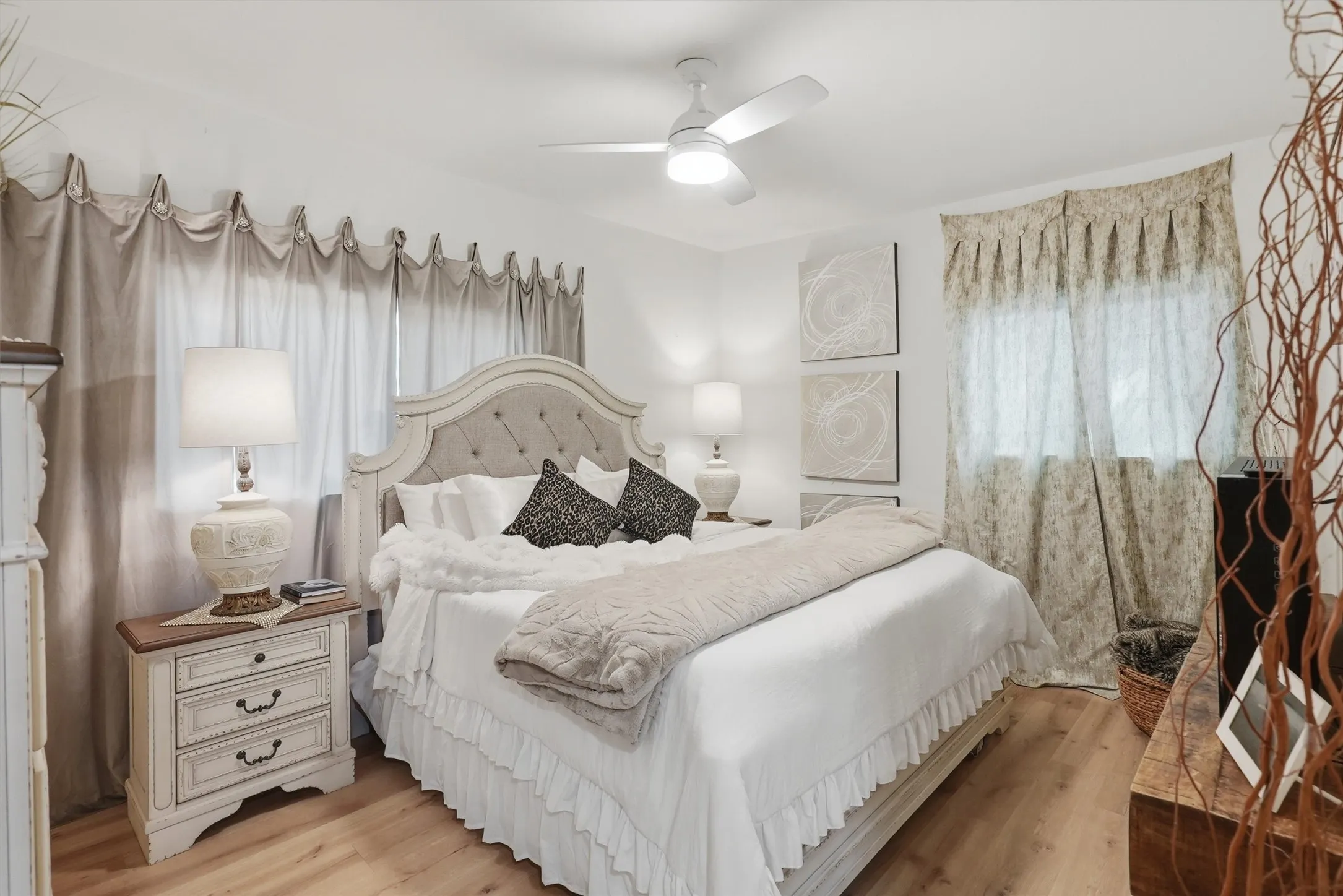 Single Family Residence For Sale in Hood County , 803 W Bluff Street, Granbury, Texas 76048, 3 Bedroom, 2 Bathroom, Garage spaces, 1,100 Sqft, built in 1958, mls#21386333, Real Estate Agent in Granbury, Homes For Sale in Hood county, Homes For Sale in Granbury, Realtor in Granbury Texas, Real Estate Brokerage Independent Realty Texas, Luminita Cordes Realtor