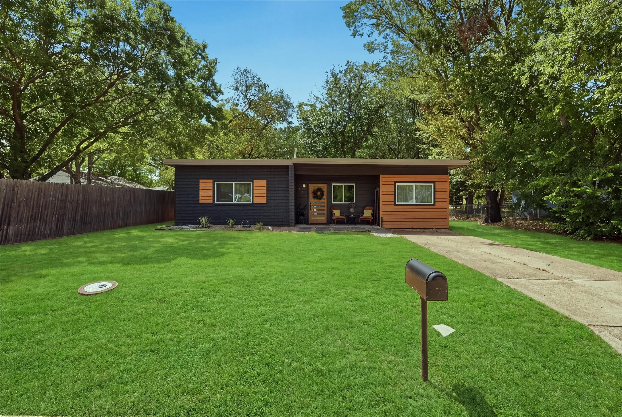 Single Family Residence For Sale in Hood County , 803 W Bluff Street, Granbury, Texas 76048, 3 Bedroom, 2 Bathroom, Garage spaces, 1,100 Sqft, built in 1958, mls#21386333, Real Estate Agent in Granbury, Homes For Sale in Hood county, Homes For Sale in Granbury, Realtor in Granbury Texas, Real Estate Brokerage Independent Realty Texas, Luminita Cordes Realtor