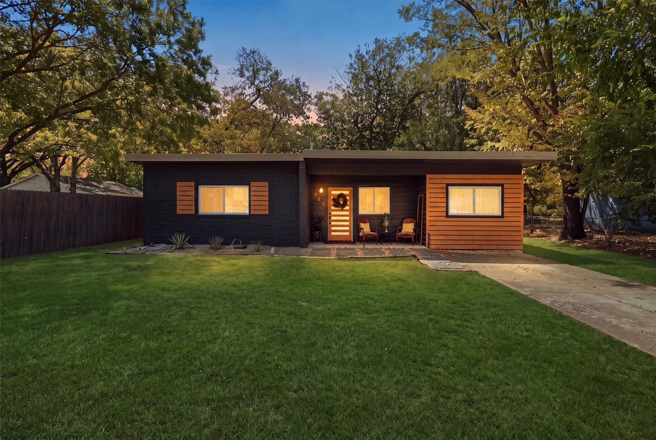 Single Family Residence For Sale in Hood County , 803 W Bluff Street, Granbury, Texas 76048, 3 Bedroom, 2 Bathroom, Garage spaces, 1,100 Sqft, built in 1958, mls#21386333, Real Estate Agent in Granbury, Homes For Sale in Hood county, Homes For Sale in Granbury, Realtor in Granbury Texas, Real Estate Brokerage Independent Realty Texas, Luminita Cordes Realtor