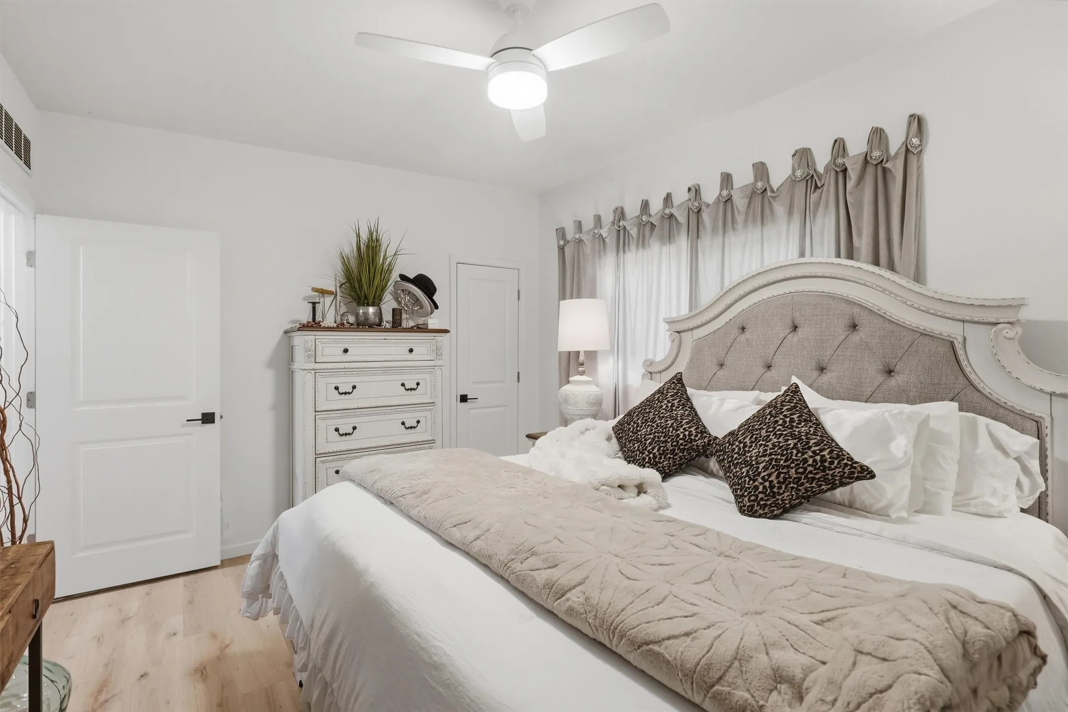 Single Family Residence For Sale in Hood County , 803 W Bluff Street, Granbury, Texas 76048, 3 Bedroom, 2 Bathroom, Garage spaces, 1,100 Sqft, built in 1958, mls#21386333, Real Estate Agent in Granbury, Homes For Sale in Hood county, Homes For Sale in Granbury, Realtor in Granbury Texas, Real Estate Brokerage Independent Realty Texas, Luminita Cordes Realtor