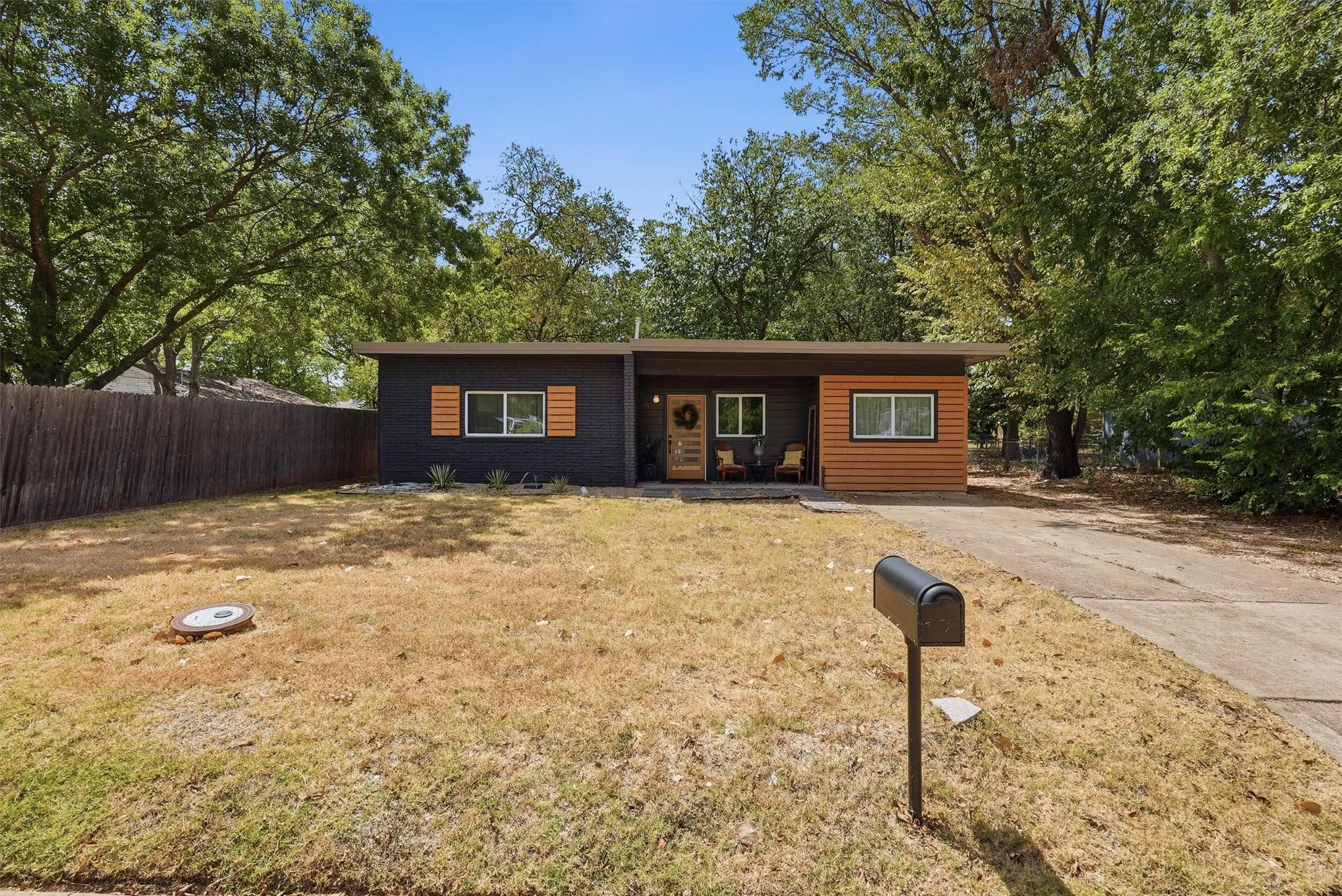 Single Family Residence For Sale in Hood County , 803 W Bluff Street, Granbury, Texas 76048, 3 Bedroom, 2 Bathroom, Garage spaces, 1,100 Sqft, built in 1958, mls#21386333, Real Estate Agent in Granbury, Homes For Sale in Hood county, Homes For Sale in Granbury, Realtor in Granbury Texas, Real Estate Brokerage Independent Realty Texas, Luminita Cordes Realtor