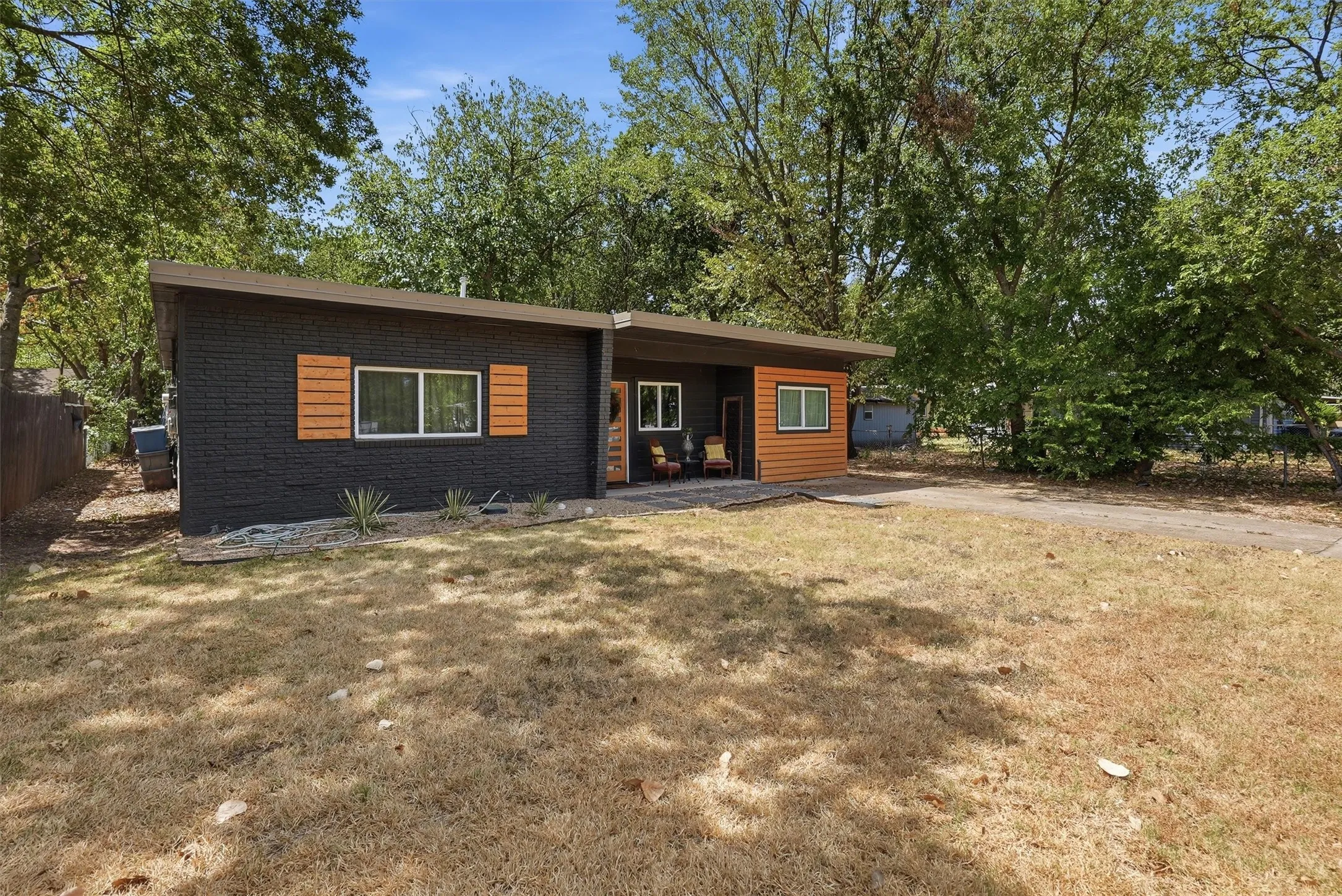 Single Family Residence For Sale in Hood County , 803 W Bluff Street, Granbury, Texas 76048, 3 Bedroom, 2 Bathroom, Garage spaces, 1,100 Sqft, built in 1958, mls#21386333, Real Estate Agent in Granbury, Homes For Sale in Hood county, Homes For Sale in Granbury, Realtor in Granbury Texas, Real Estate Brokerage Independent Realty Texas, Luminita Cordes Realtor