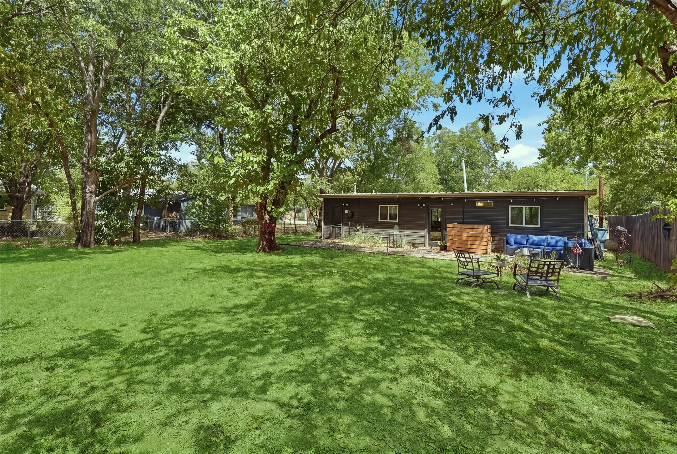 Single Family Residence For Sale in Hood County , 803 W Bluff Street, Granbury, Texas 76048, 3 Bedroom, 2 Bathroom, Garage spaces, 1,100 Sqft, built in 1958, mls#21386333, Real Estate Agent in Granbury, Homes For Sale in Hood county, Homes For Sale in Granbury, Realtor in Granbury Texas, Real Estate Brokerage Independent Realty Texas, Luminita Cordes Realtor