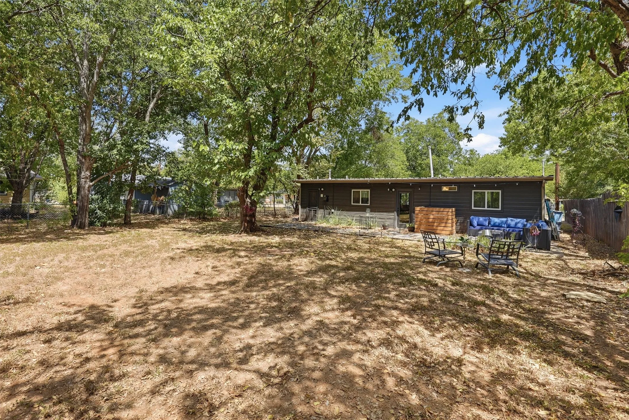 Single Family Residence For Sale in Hood County , 803 W Bluff Street, Granbury, Texas 76048, 3 Bedroom, 2 Bathroom, Garage spaces, 1,100 Sqft, built in 1958, mls#21386333, Real Estate Agent in Granbury, Homes For Sale in Hood county, Homes For Sale in Granbury, Realtor in Granbury Texas, Real Estate Brokerage Independent Realty Texas, Luminita Cordes Realtor