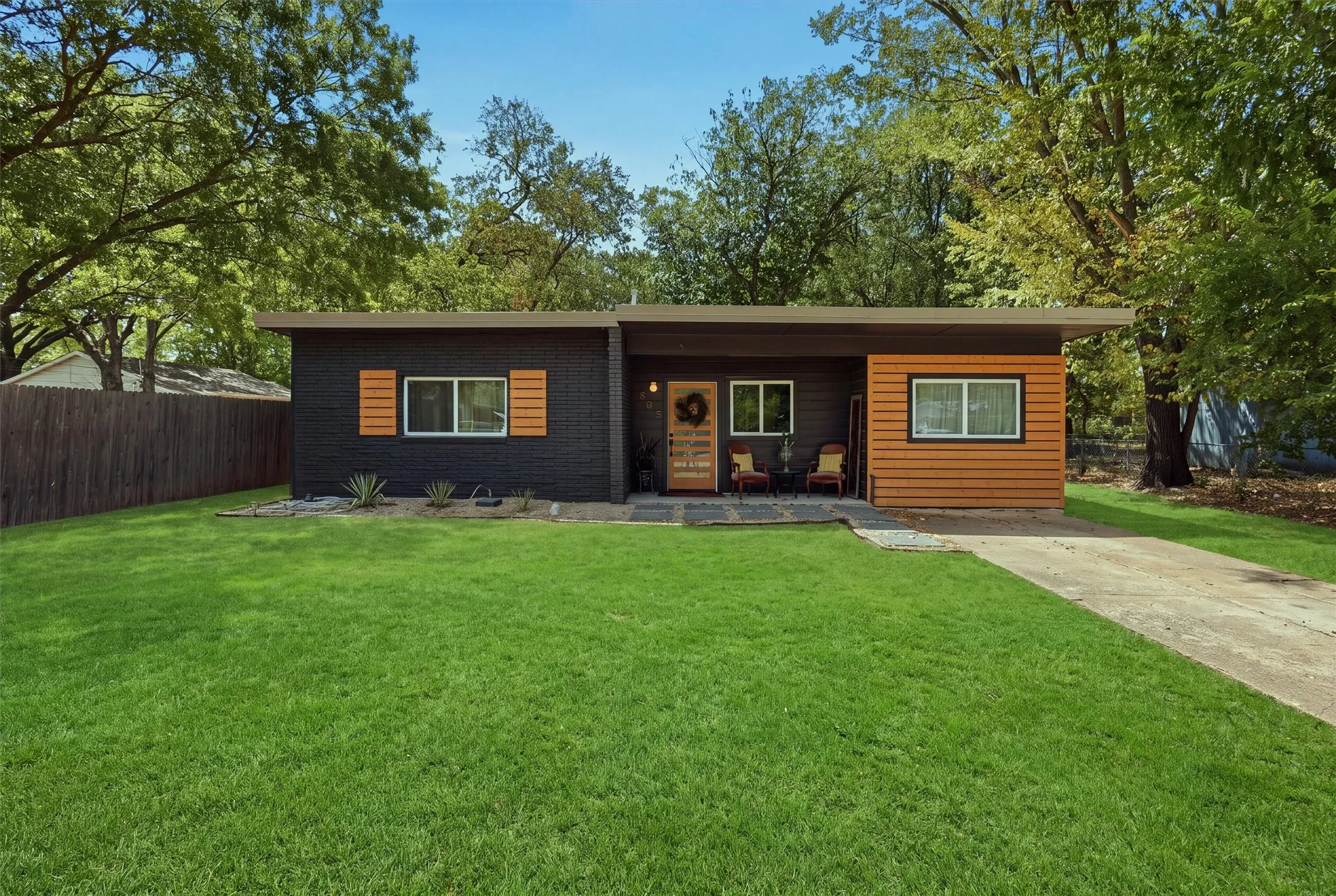 Single Family Residence For Sale in Hood County , 803 W Bluff Street, Granbury, Texas 76048, 3 Bedroom, 2 Bathroom, Garage spaces, 1,100 Sqft, built in 1958, mls#21386333, Real Estate Agent in Granbury, Homes For Sale in Hood county, Homes For Sale in Granbury, Realtor in Granbury Texas, Real Estate Brokerage Independent Realty Texas, Luminita Cordes Realtor