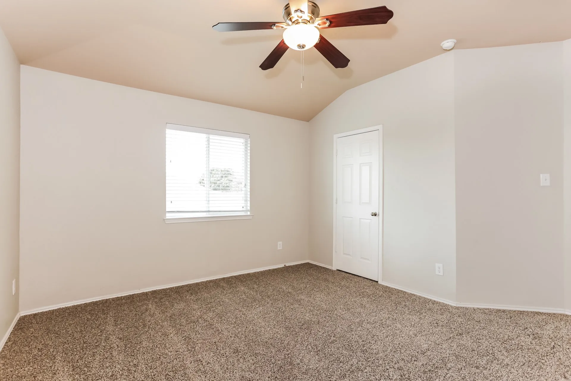 Single Family Residence For Rent in Tarrant County , 7439 Gallo, Grand Prairie, Texas 75054, 4 Bedroom, 3 Bathroom, 2 Garage spaces, 2,772 Sqft, built in 2007, mls#21386335, Real Estate Agent in Grand Prairie, Homes For Rent in Tarrant county, Homes For Rent in Grand Prairie, Realtor in Grand Prairie Texas, Real Estate Brokerage Independent Realty Texas, Luminita Cordes Realtor