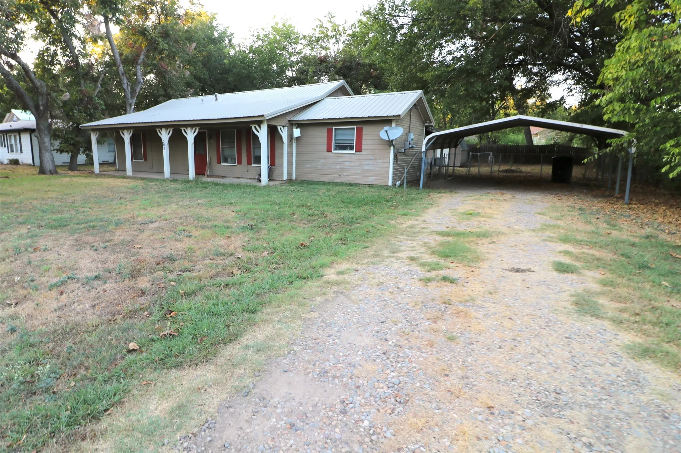 Single Family Residence For Sale in Lamar County , 308 Honey Grove St, Roxton, Texas 75477, 3 Bedroom, 2 Bathroom, Garage spaces, 1,396 Sqft, built in 1979, mls#21383647, Real Estate Agent in Roxton, Homes For Sale in Lamar county, Homes For Sale in Roxton, Realtor in Roxton Texas, Real Estate Brokerage Independent Realty Texas, Luminita Cordes Realtor
