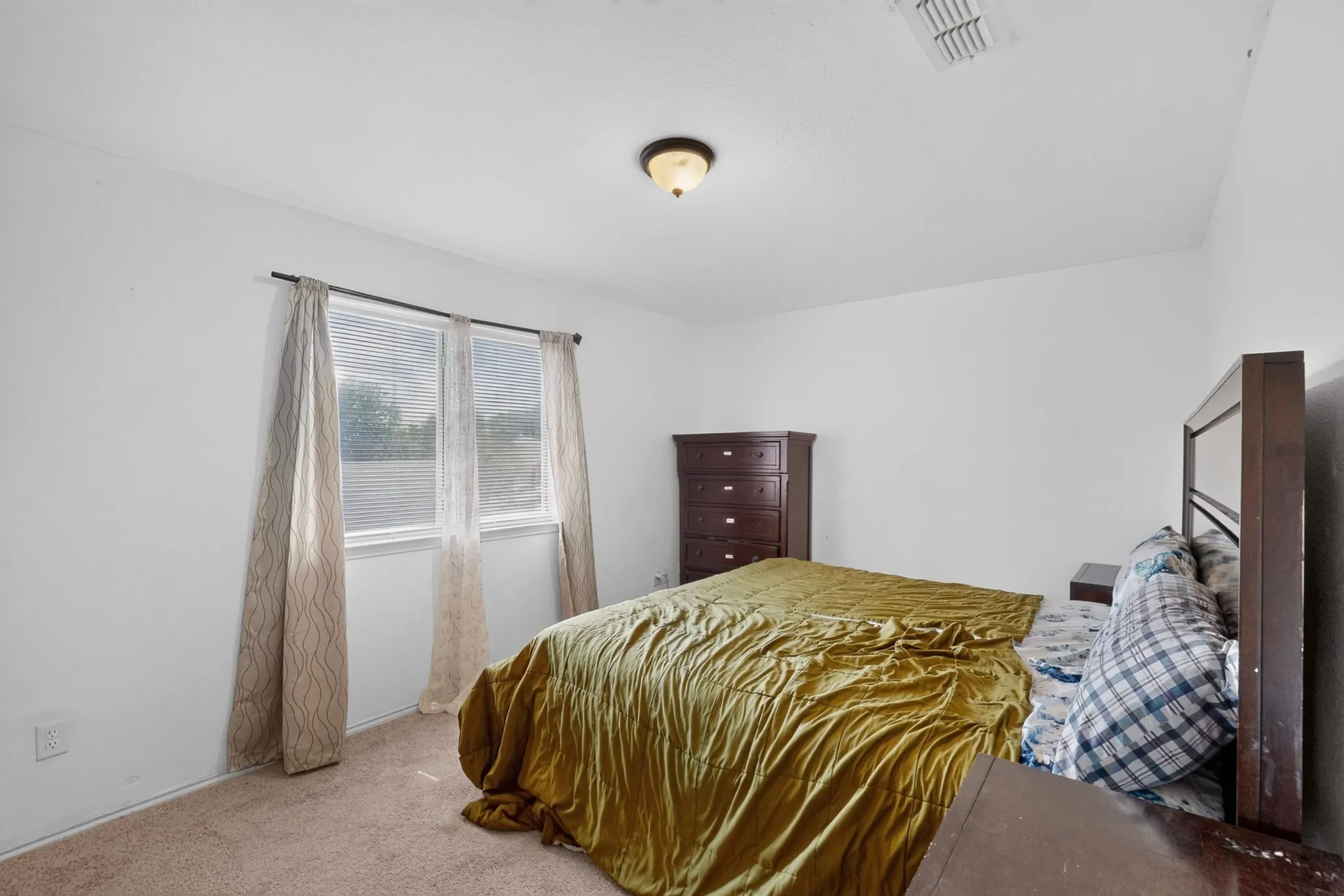 Window with horizontal blinds and ceiling-mounted light fixture