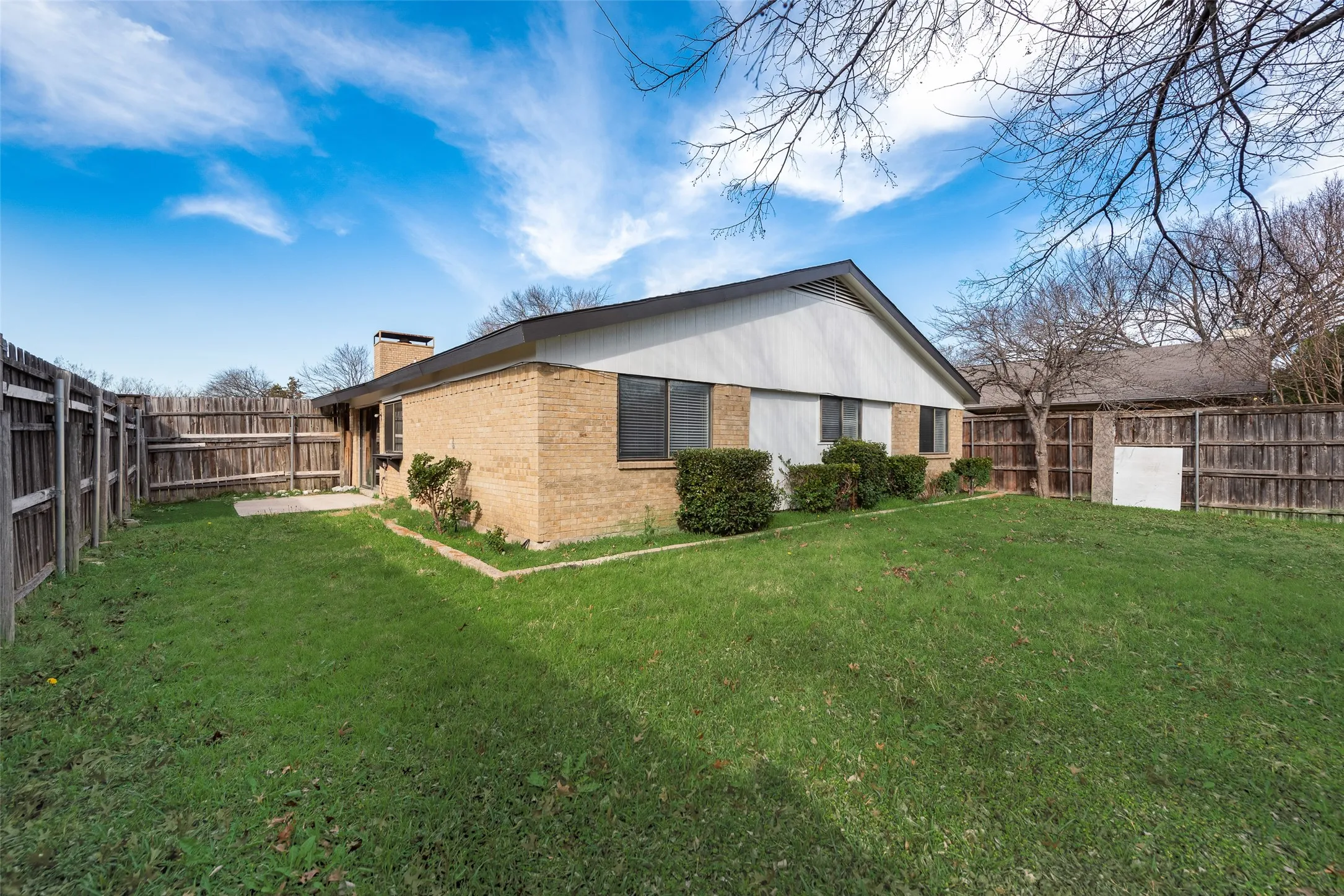 Single Family Residence For Rent in Dallas County , 10906 Listi Drive, Dallas, Texas 75238, 3 Bedroom, 2 Bathroom, 2 Garage spaces, 1,548 Sqft, built in 1981, mls#21386348, Real Estate Agent in Dallas, Homes For Rent in Dallas county, Homes For Rent in Dallas, Realtor in Dallas Texas, Real Estate Brokerage Independent Realty Texas, Luminita Cordes Realtor