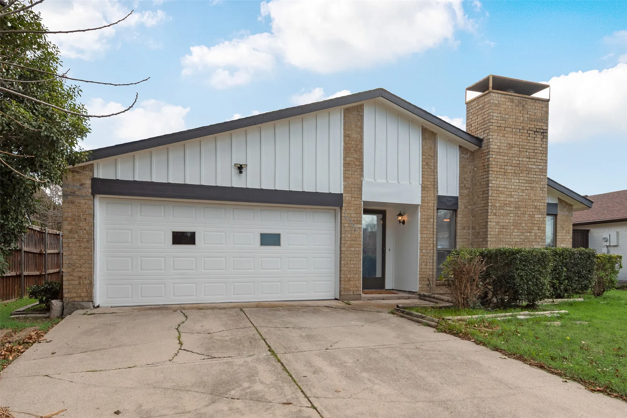 Single Family Residence For Rent in Dallas County , 10906 Listi Drive, Dallas, Texas 75238, 3 Bedroom, 2 Bathroom, 2 Garage spaces, 1,548 Sqft, built in 1981, mls#21386348, Real Estate Agent in Dallas, Homes For Rent in Dallas county, Homes For Rent in Dallas, Realtor in Dallas Texas, Real Estate Brokerage Independent Realty Texas, Luminita Cordes Realtor