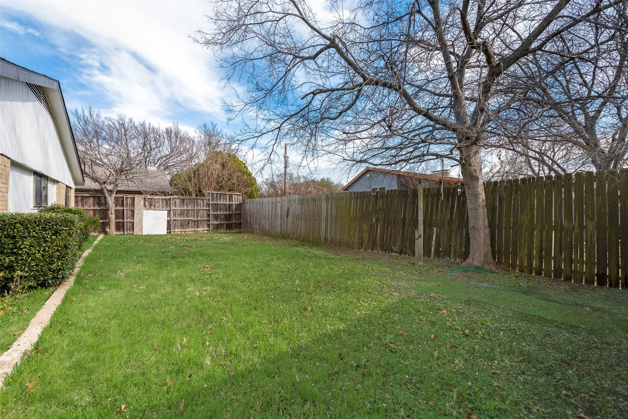 Single Family Residence For Rent in Dallas County , 10906 Listi Drive, Dallas, Texas 75238, 3 Bedroom, 2 Bathroom, 2 Garage spaces, 1,548 Sqft, built in 1981, mls#21386348, Real Estate Agent in Dallas, Homes For Rent in Dallas county, Homes For Rent in Dallas, Realtor in Dallas Texas, Real Estate Brokerage Independent Realty Texas, Luminita Cordes Realtor