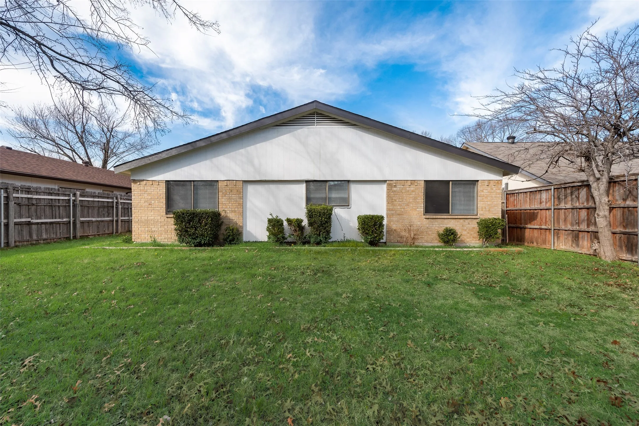 Single Family Residence For Rent in Dallas County , 10906 Listi Drive, Dallas, Texas 75238, 3 Bedroom, 2 Bathroom, 2 Garage spaces, 1,548 Sqft, built in 1981, mls#21386348, Real Estate Agent in Dallas, Homes For Rent in Dallas county, Homes For Rent in Dallas, Realtor in Dallas Texas, Real Estate Brokerage Independent Realty Texas, Luminita Cordes Realtor