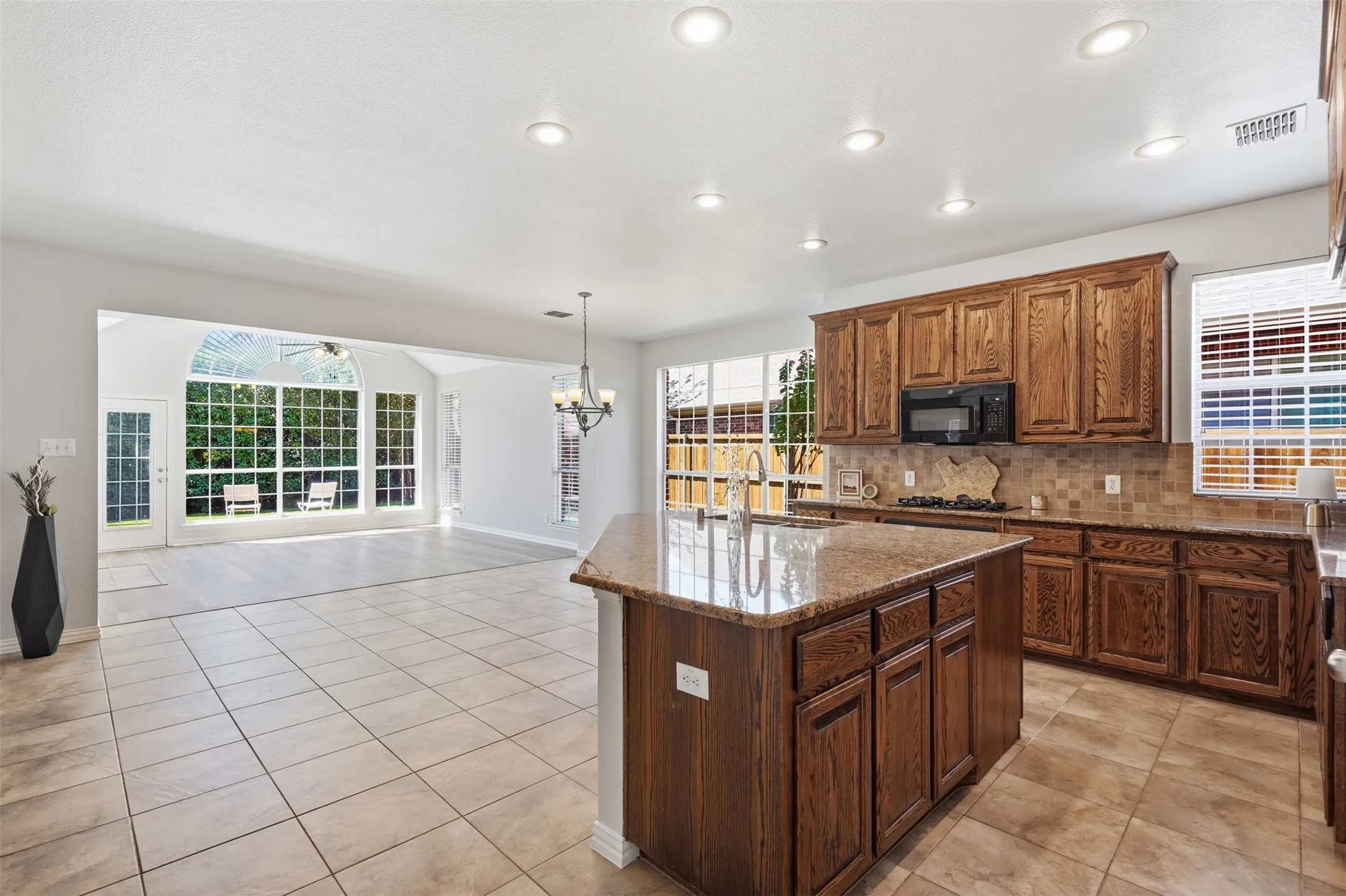 Single Family Residence For Sale in Collin County , 6811 Bendbrook Drive, Frisco, Texas 75035, 4 Bedroom, 4 Bathroom, 2 Garage spaces, 3,053 Sqft, built in 2003, mls#21380192, Real Estate Agent in Frisco, Homes For Sale in Collin county, Homes For Sale in Frisco, Realtor in Frisco Texas, Real Estate Brokerage Independent Realty Texas, Luminita Cordes Realtor
