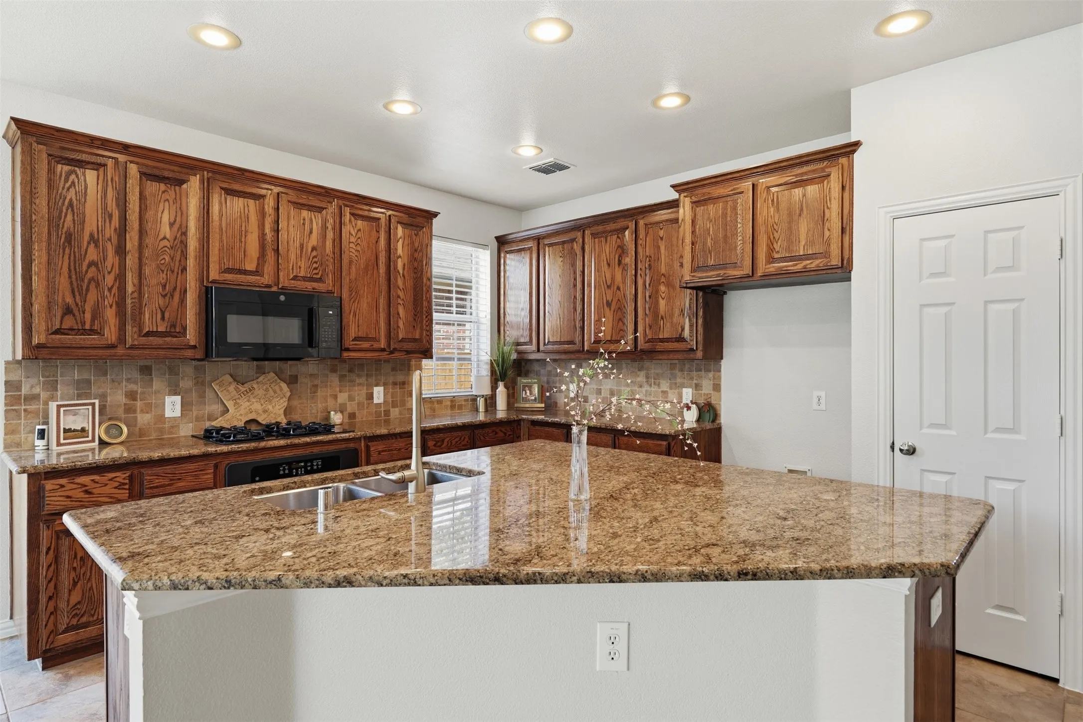 Single Family Residence For Sale in Collin County , 6811 Bendbrook Drive, Frisco, Texas 75035, 4 Bedroom, 4 Bathroom, 2 Garage spaces, 3,053 Sqft, built in 2003, mls#21380192, Real Estate Agent in Frisco, Homes For Sale in Collin county, Homes For Sale in Frisco, Realtor in Frisco Texas, Real Estate Brokerage Independent Realty Texas, Luminita Cordes Realtor