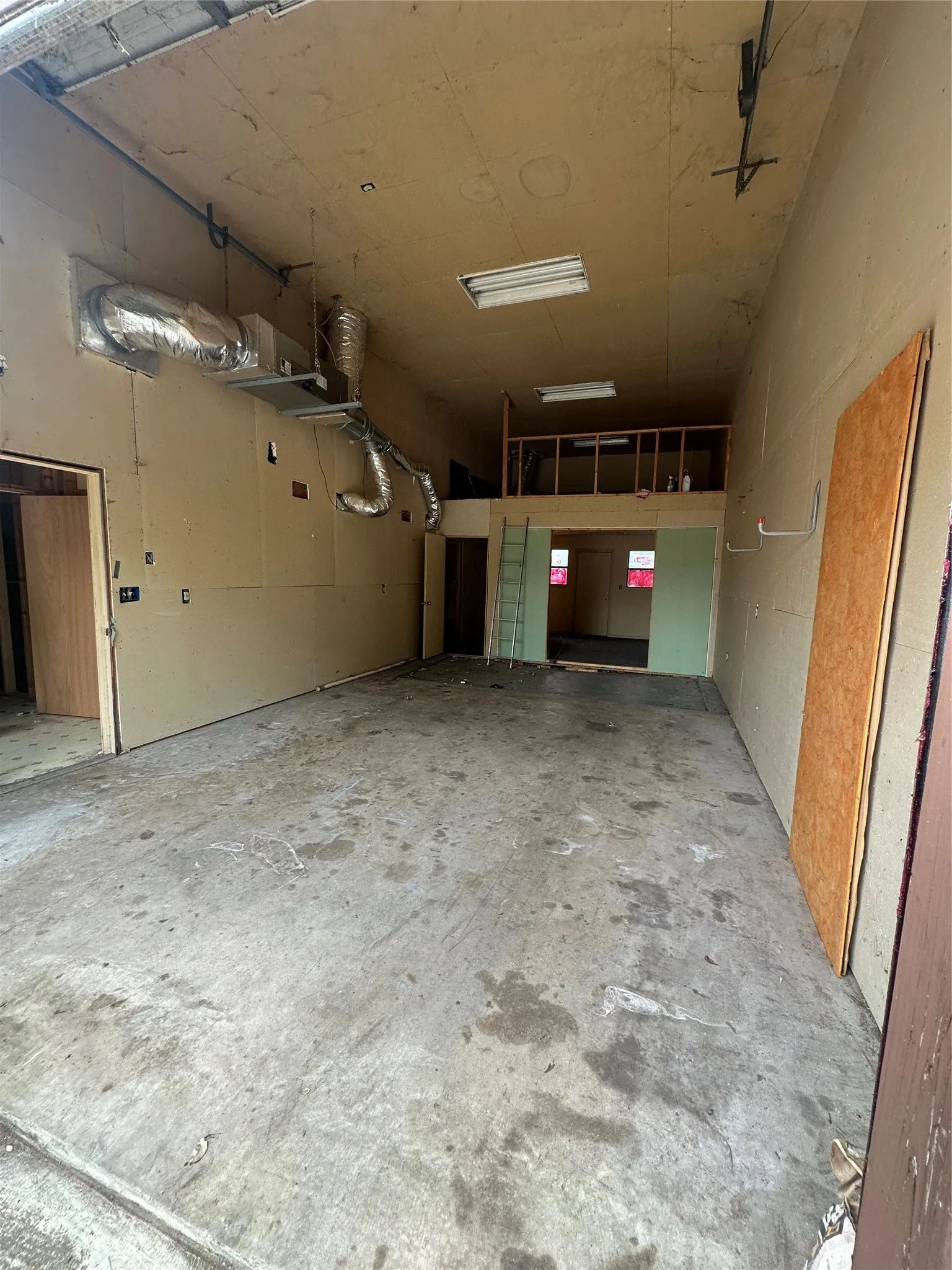 Single Family Residence For Sale in Tarrant County , 6921 Charbonneau Road, Lake Worth, Texas 76135, 3 Bedroom, 2 Bathroom, 1 Garage spaces, 1,800 Sqft, built in 1955, mls#21386350, Real Estate Agent in Lake Worth, Homes For Sale in Tarrant county, Homes For Sale in Lake Worth, Realtor in Lake Worth Texas, Real Estate Brokerage Independent Realty Texas, Luminita Cordes Realtor