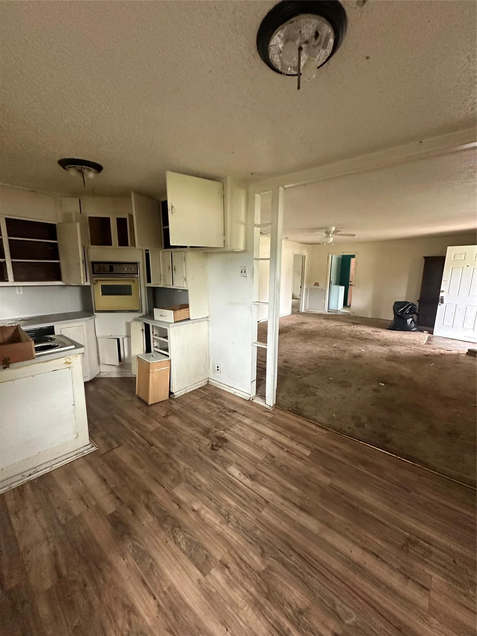 Single Family Residence For Sale in Tarrant County , 6921 Charbonneau Road, Lake Worth, Texas 76135, 3 Bedroom, 2 Bathroom, 1 Garage spaces, 1,800 Sqft, built in 1955, mls#21386350, Real Estate Agent in Lake Worth, Homes For Sale in Tarrant county, Homes For Sale in Lake Worth, Realtor in Lake Worth Texas, Real Estate Brokerage Independent Realty Texas, Luminita Cordes Realtor