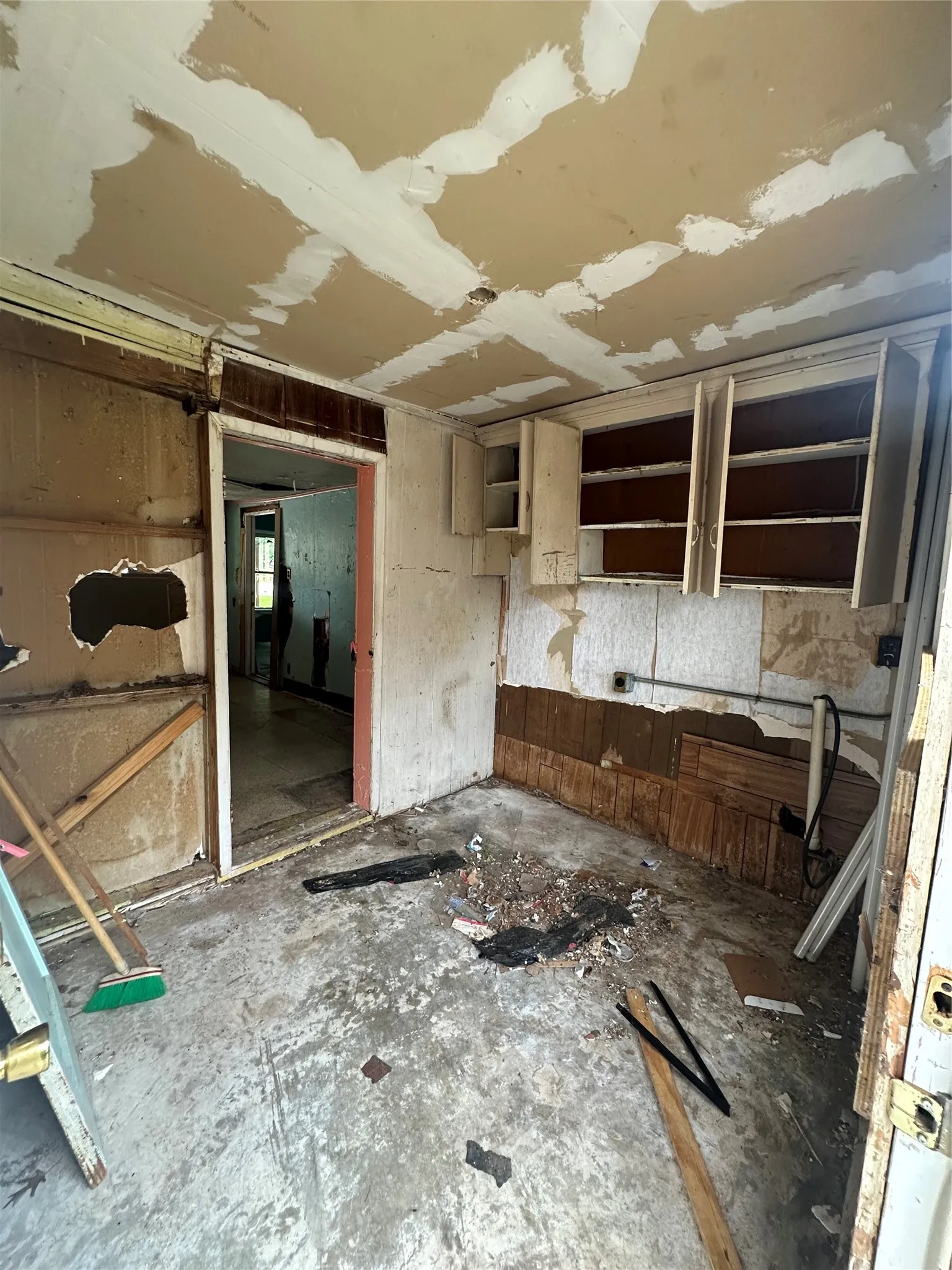 Single Family Residence For Sale in Tarrant County , 6921 Charbonneau Road, Lake Worth, Texas 76135, 3 Bedroom, 2 Bathroom, 1 Garage spaces, 1,800 Sqft, built in 1955, mls#21386350, Real Estate Agent in Lake Worth, Homes For Sale in Tarrant county, Homes For Sale in Lake Worth, Realtor in Lake Worth Texas, Real Estate Brokerage Independent Realty Texas, Luminita Cordes Realtor