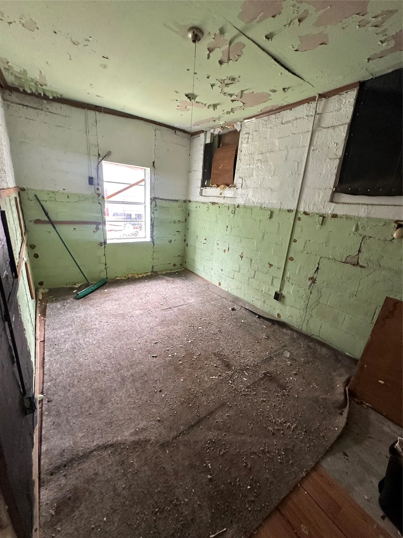 Single Family Residence For Sale in Tarrant County , 6921 Charbonneau Road, Lake Worth, Texas 76135, 3 Bedroom, 2 Bathroom, 1 Garage spaces, 1,800 Sqft, built in 1955, mls#21386350, Real Estate Agent in Lake Worth, Homes For Sale in Tarrant county, Homes For Sale in Lake Worth, Realtor in Lake Worth Texas, Real Estate Brokerage Independent Realty Texas, Luminita Cordes Realtor