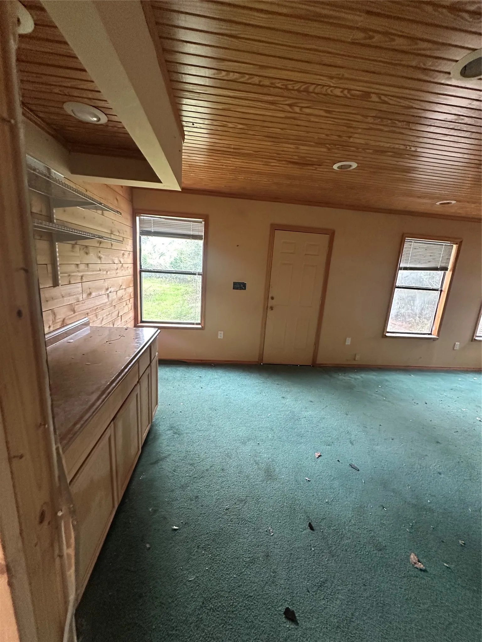 Single Family Residence For Sale in Tarrant County , 6921 Charbonneau Road, Lake Worth, Texas 76135, 3 Bedroom, 2 Bathroom, 1 Garage spaces, 1,800 Sqft, built in 1955, mls#21386350, Real Estate Agent in Lake Worth, Homes For Sale in Tarrant county, Homes For Sale in Lake Worth, Realtor in Lake Worth Texas, Real Estate Brokerage Independent Realty Texas, Luminita Cordes Realtor
