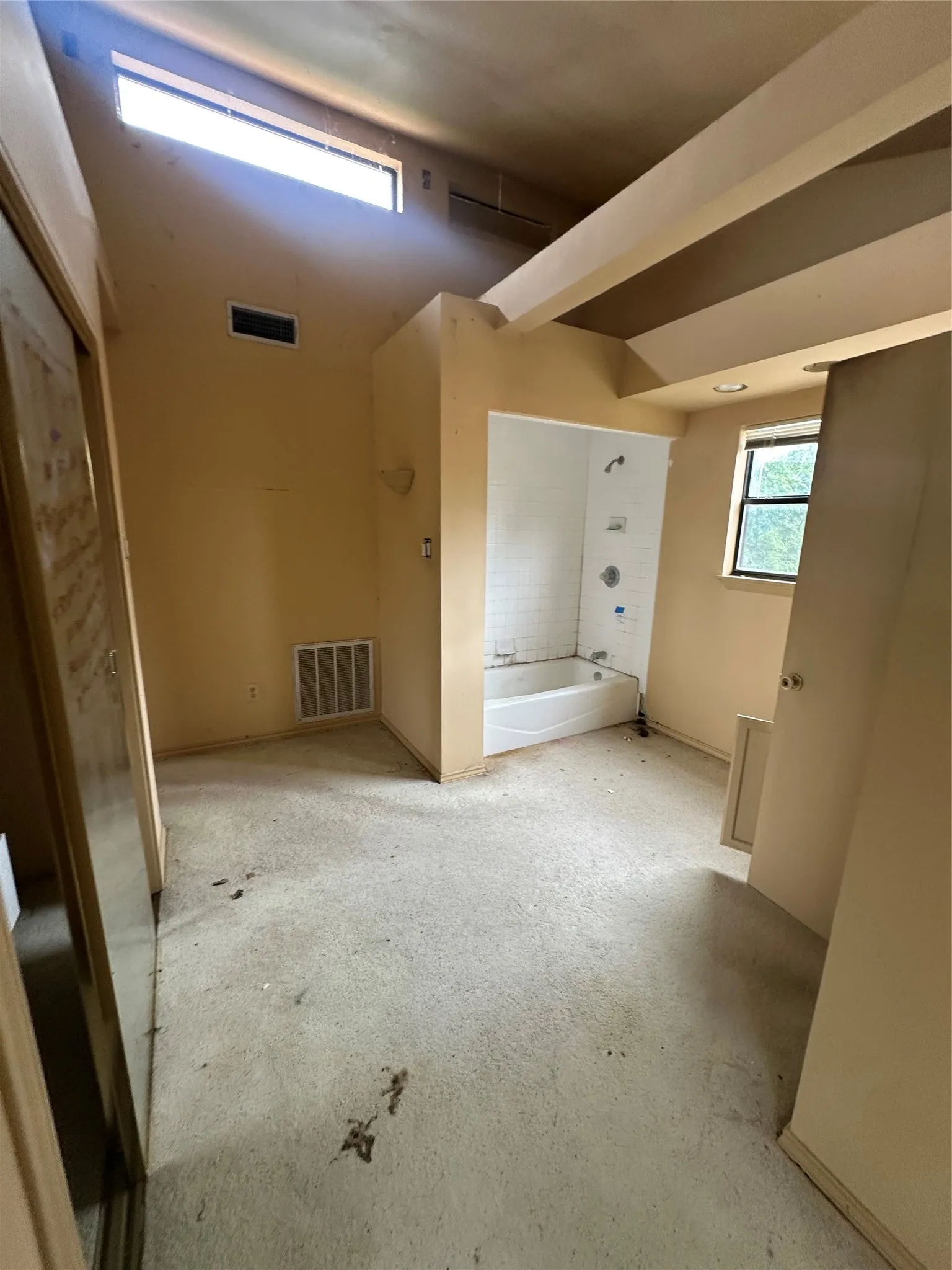 Single Family Residence For Sale in Tarrant County , 6921 Charbonneau Road, Lake Worth, Texas 76135, 3 Bedroom, 2 Bathroom, 1 Garage spaces, 1,800 Sqft, built in 1955, mls#21386350, Real Estate Agent in Lake Worth, Homes For Sale in Tarrant county, Homes For Sale in Lake Worth, Realtor in Lake Worth Texas, Real Estate Brokerage Independent Realty Texas, Luminita Cordes Realtor