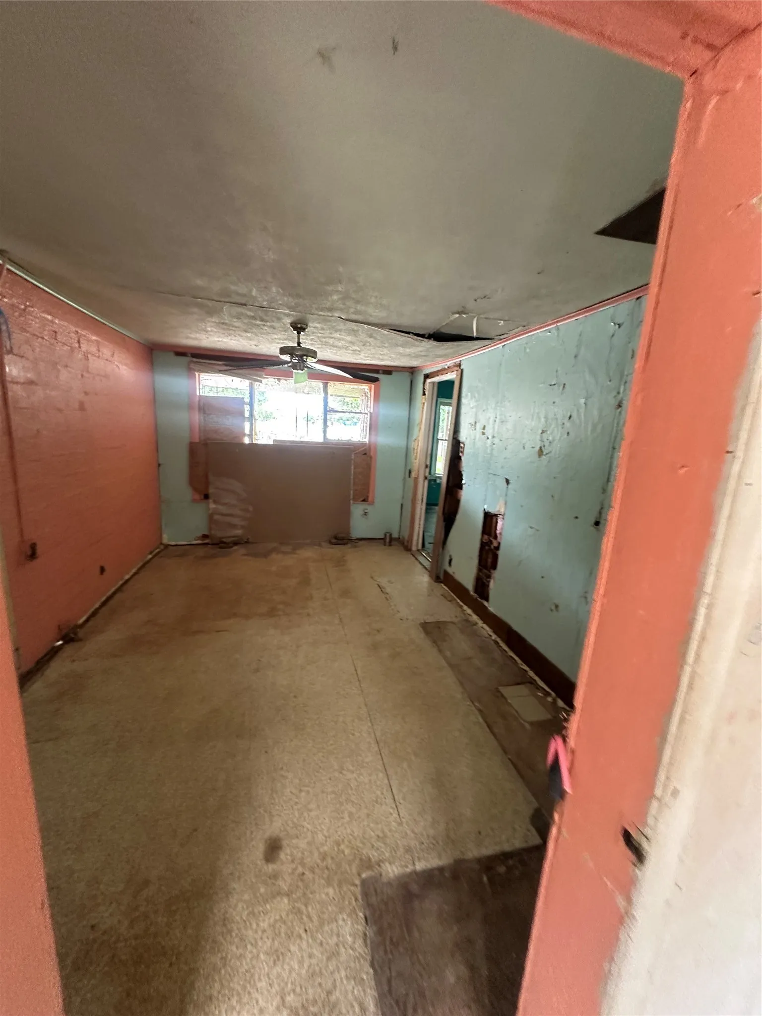 Single Family Residence For Sale in Tarrant County , 6921 Charbonneau Road, Lake Worth, Texas 76135, 3 Bedroom, 2 Bathroom, 1 Garage spaces, 1,800 Sqft, built in 1955, mls#21386350, Real Estate Agent in Lake Worth, Homes For Sale in Tarrant county, Homes For Sale in Lake Worth, Realtor in Lake Worth Texas, Real Estate Brokerage Independent Realty Texas, Luminita Cordes Realtor