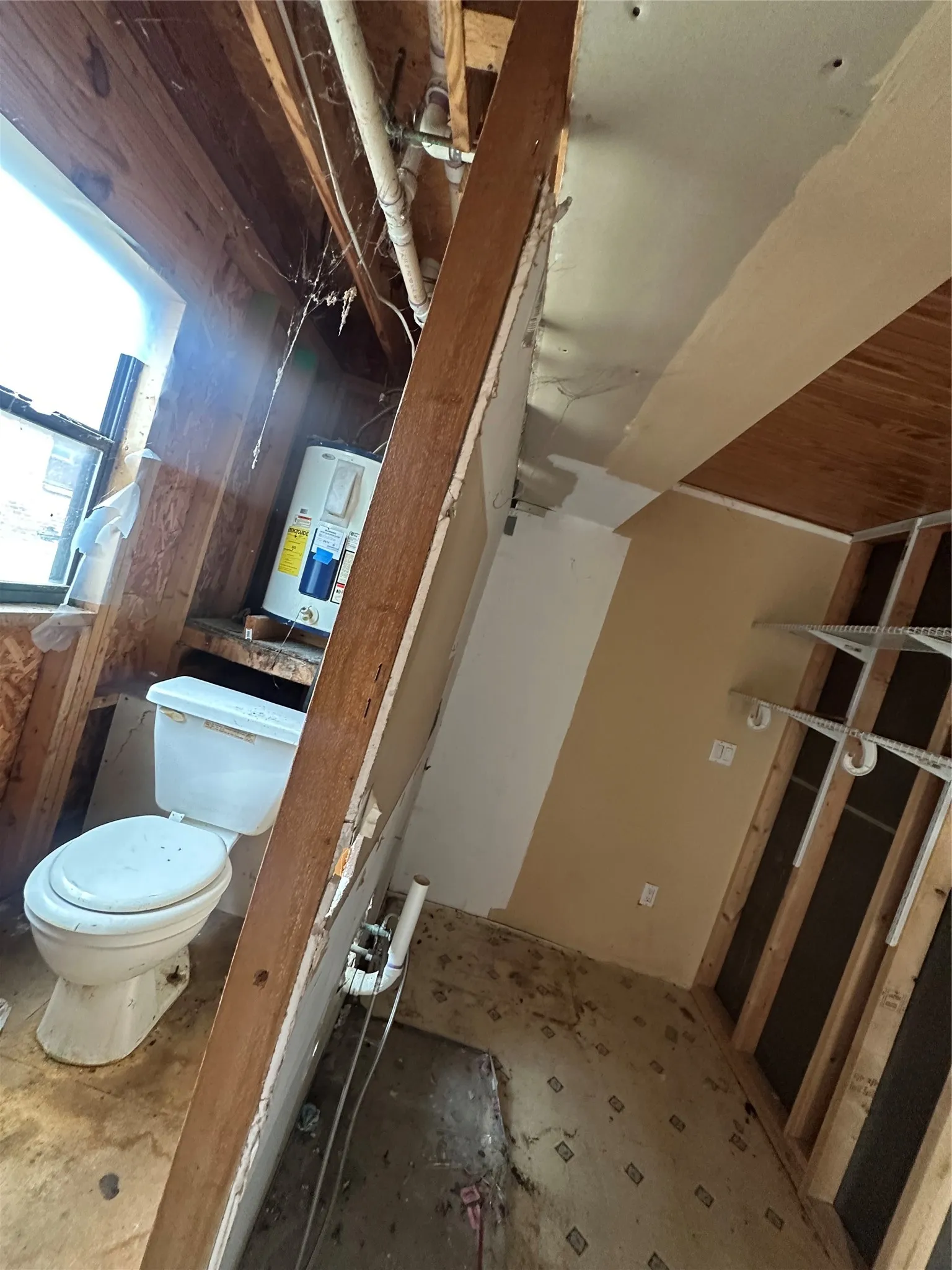 Single Family Residence For Sale in Tarrant County , 6921 Charbonneau Road, Lake Worth, Texas 76135, 3 Bedroom, 2 Bathroom, 1 Garage spaces, 1,800 Sqft, built in 1955, mls#21386350, Real Estate Agent in Lake Worth, Homes For Sale in Tarrant county, Homes For Sale in Lake Worth, Realtor in Lake Worth Texas, Real Estate Brokerage Independent Realty Texas, Luminita Cordes Realtor