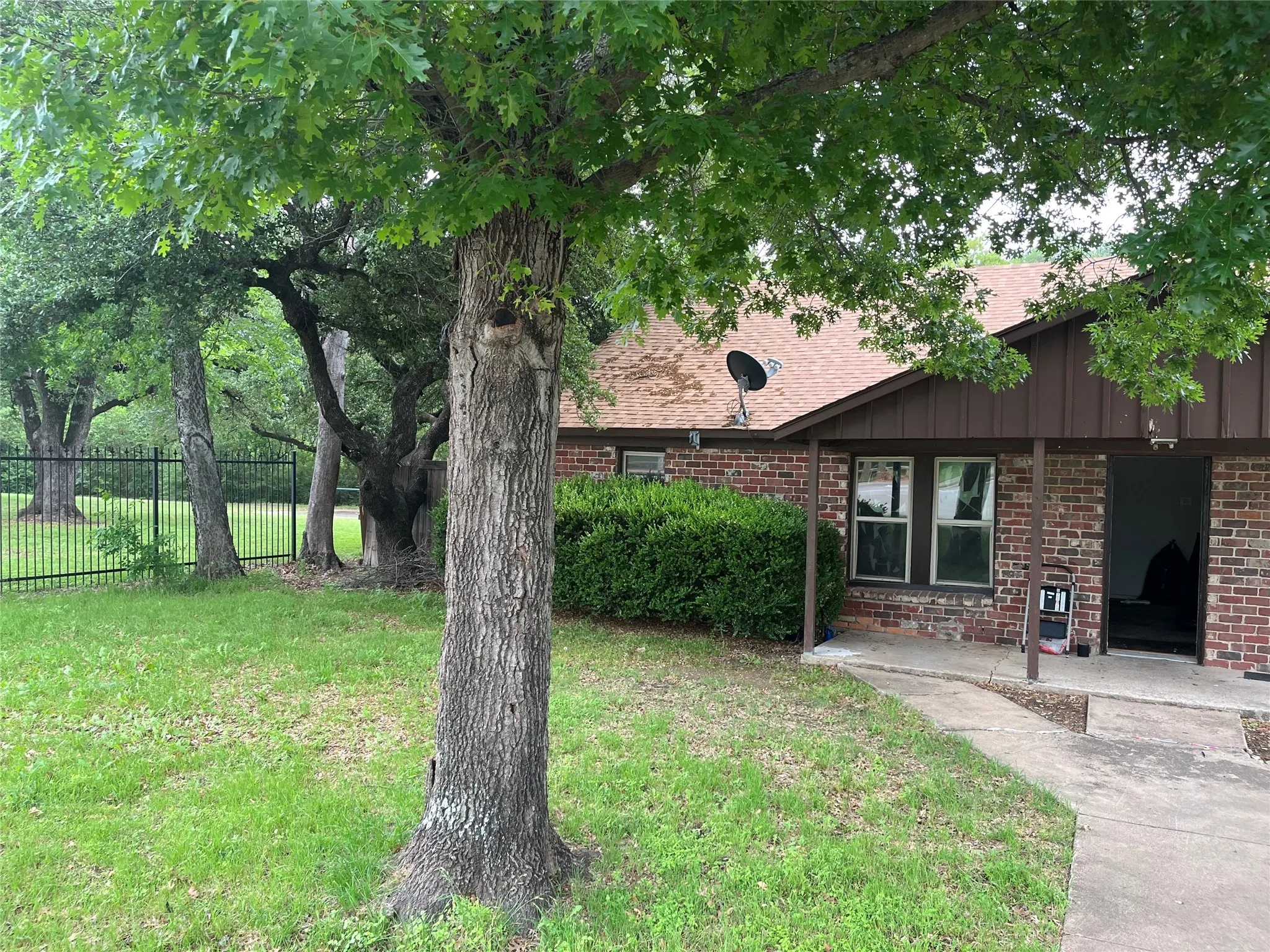 Single Family Residence For Sale in Tarrant County , 6921 Charbonneau Road, Lake Worth, Texas 76135, 3 Bedroom, 2 Bathroom, 1 Garage spaces, 1,800 Sqft, built in 1955, mls#21386350, Real Estate Agent in Lake Worth, Homes For Sale in Tarrant county, Homes For Sale in Lake Worth, Realtor in Lake Worth Texas, Real Estate Brokerage Independent Realty Texas, Luminita Cordes Realtor