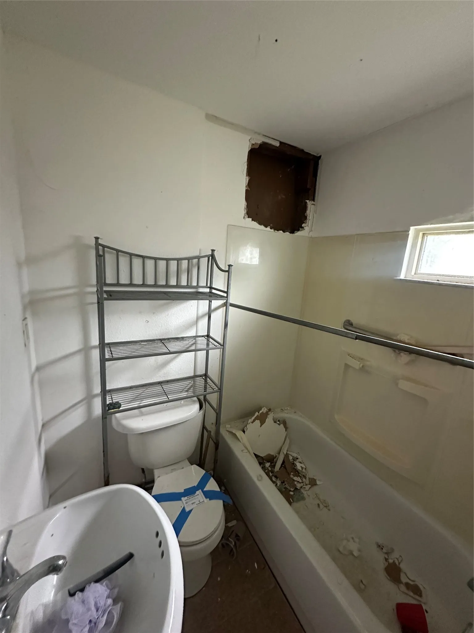 Single Family Residence For Sale in Tarrant County , 6921 Charbonneau Road, Lake Worth, Texas 76135, 3 Bedroom, 2 Bathroom, 1 Garage spaces, 1,800 Sqft, built in 1955, mls#21386350, Real Estate Agent in Lake Worth, Homes For Sale in Tarrant county, Homes For Sale in Lake Worth, Realtor in Lake Worth Texas, Real Estate Brokerage Independent Realty Texas, Luminita Cordes Realtor