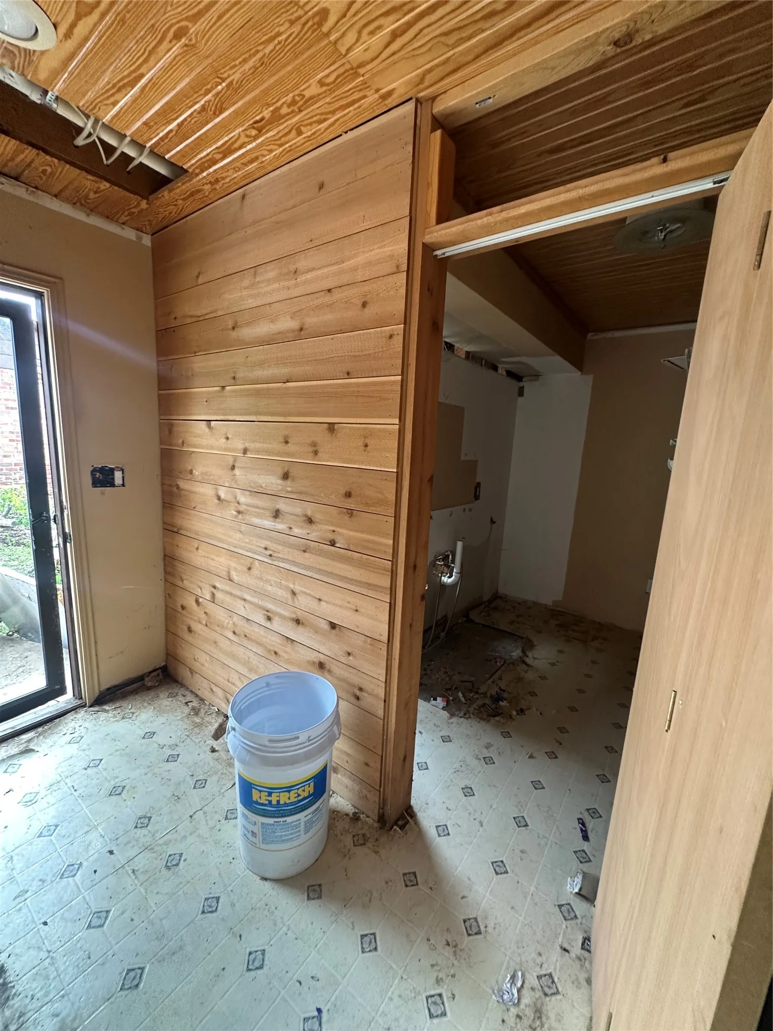 Single Family Residence For Sale in Tarrant County , 6921 Charbonneau Road, Lake Worth, Texas 76135, 3 Bedroom, 2 Bathroom, 1 Garage spaces, 1,800 Sqft, built in 1955, mls#21386350, Real Estate Agent in Lake Worth, Homes For Sale in Tarrant county, Homes For Sale in Lake Worth, Realtor in Lake Worth Texas, Real Estate Brokerage Independent Realty Texas, Luminita Cordes Realtor