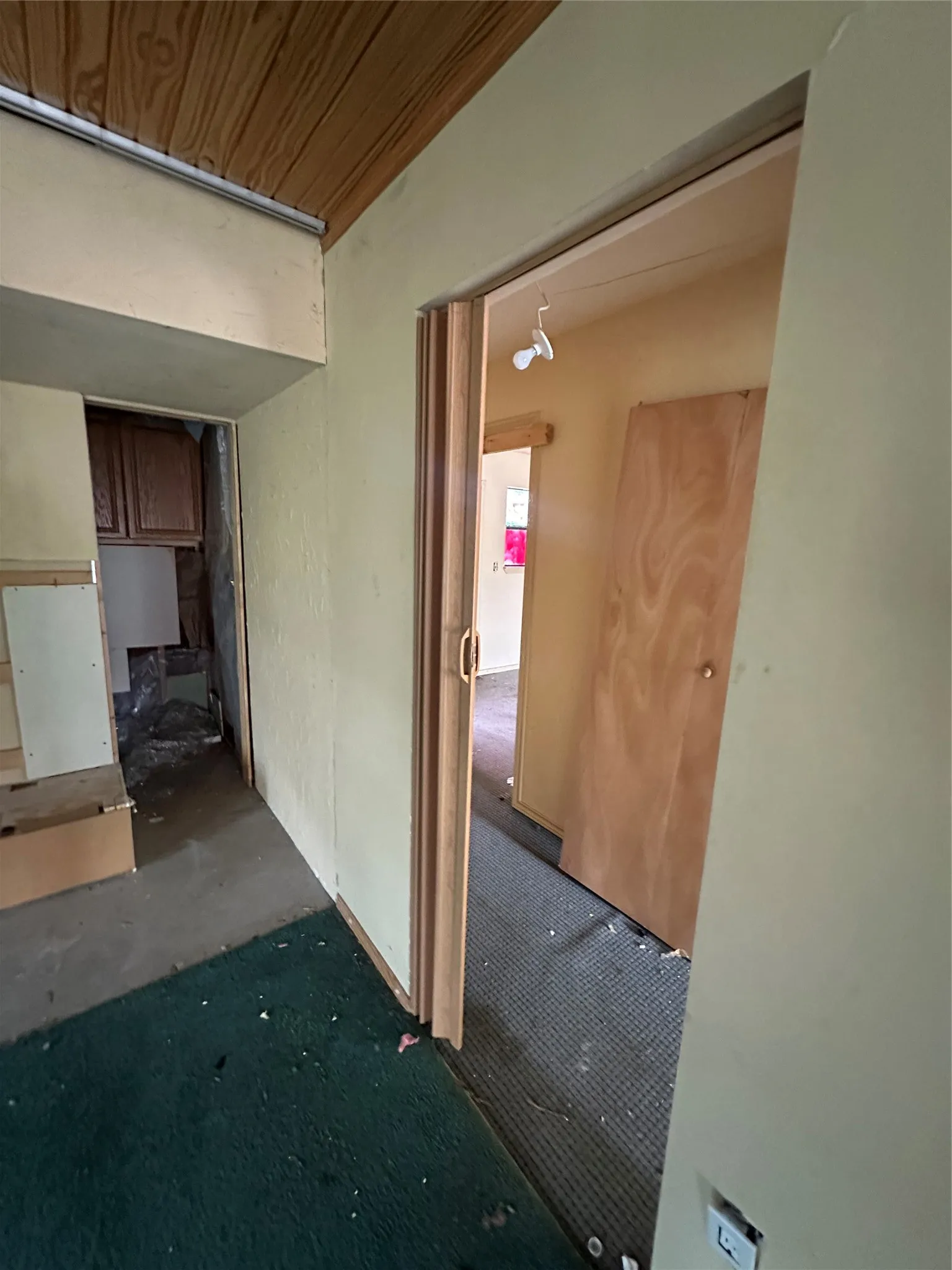 Single Family Residence For Sale in Tarrant County , 6921 Charbonneau Road, Lake Worth, Texas 76135, 3 Bedroom, 2 Bathroom, 1 Garage spaces, 1,800 Sqft, built in 1955, mls#21386350, Real Estate Agent in Lake Worth, Homes For Sale in Tarrant county, Homes For Sale in Lake Worth, Realtor in Lake Worth Texas, Real Estate Brokerage Independent Realty Texas, Luminita Cordes Realtor