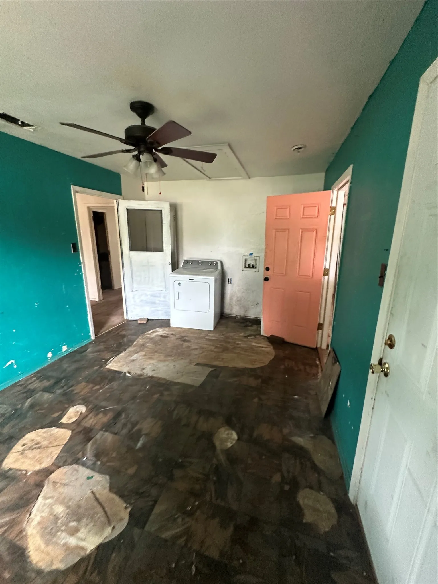 Single Family Residence For Sale in Tarrant County , 6921 Charbonneau Road, Lake Worth, Texas 76135, 3 Bedroom, 2 Bathroom, 1 Garage spaces, 1,800 Sqft, built in 1955, mls#21386350, Real Estate Agent in Lake Worth, Homes For Sale in Tarrant county, Homes For Sale in Lake Worth, Realtor in Lake Worth Texas, Real Estate Brokerage Independent Realty Texas, Luminita Cordes Realtor