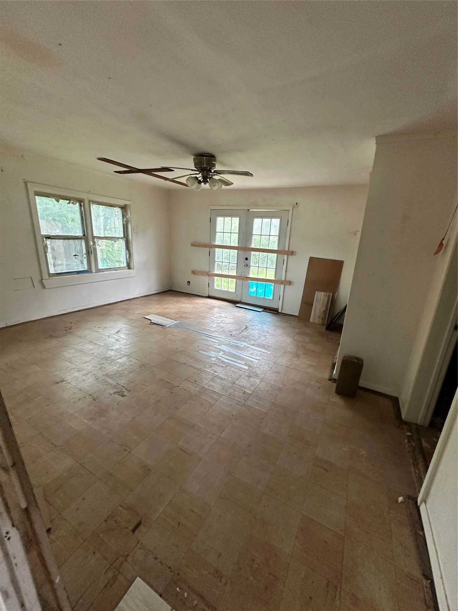 Single Family Residence For Sale in Tarrant County , 6921 Charbonneau Road, Lake Worth, Texas 76135, 3 Bedroom, 2 Bathroom, 1 Garage spaces, 1,800 Sqft, built in 1955, mls#21386350, Real Estate Agent in Lake Worth, Homes For Sale in Tarrant county, Homes For Sale in Lake Worth, Realtor in Lake Worth Texas, Real Estate Brokerage Independent Realty Texas, Luminita Cordes Realtor