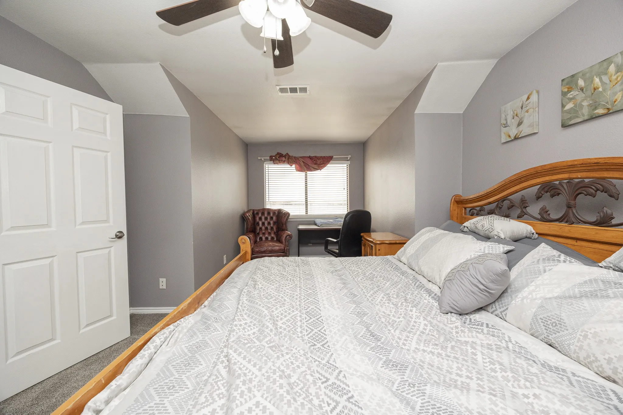 Ceiling fan with integrated lighting