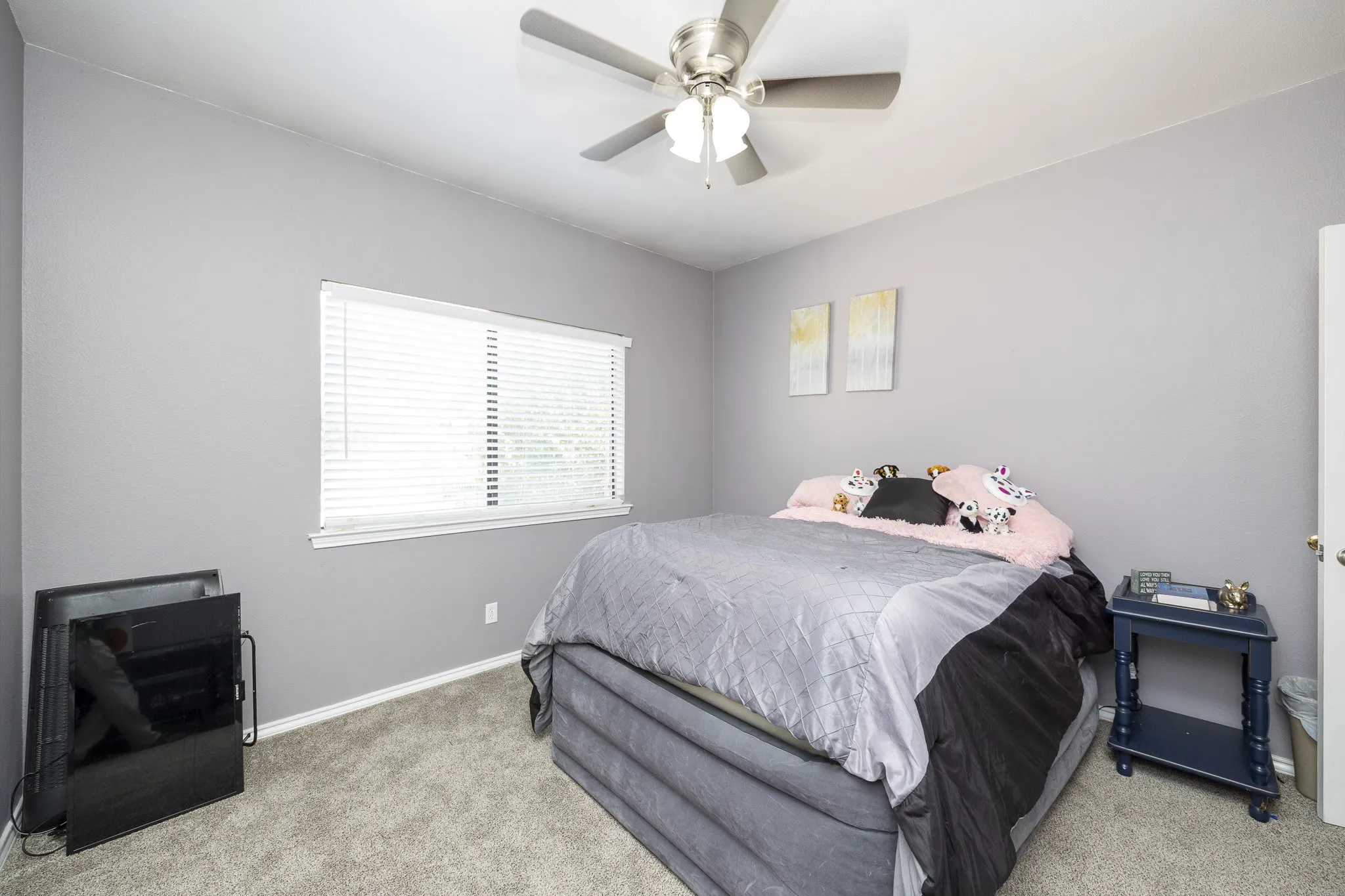 Recessed window with horizontal blinds