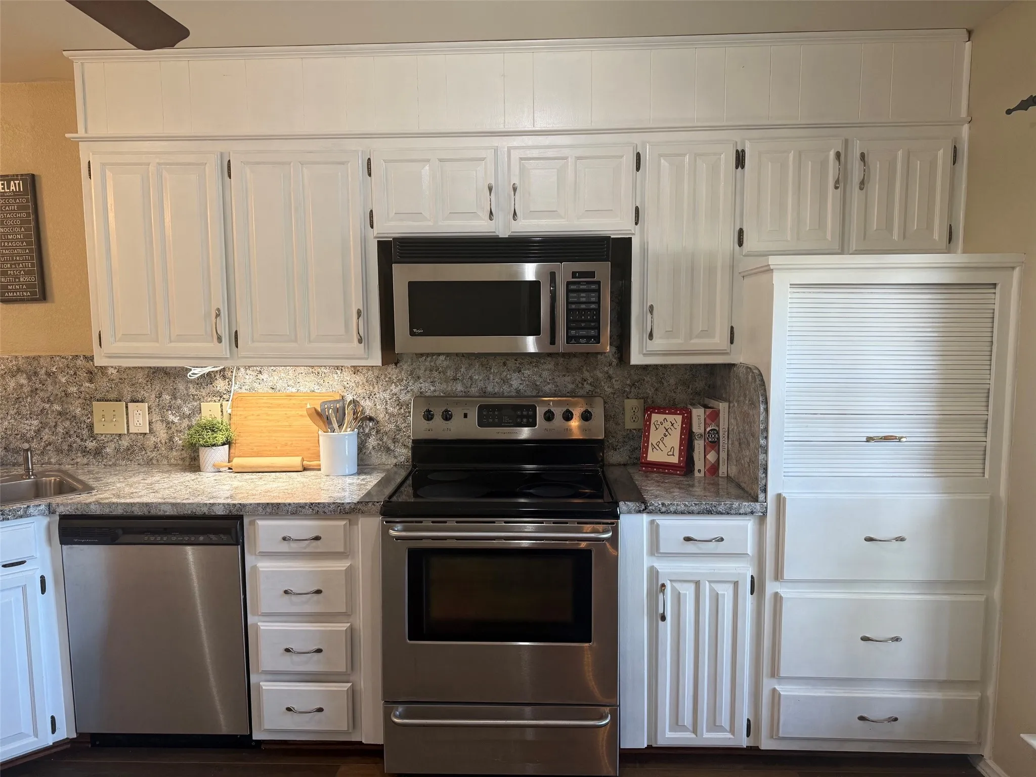 Single Family Residence For Rent in Denton County , 905 Summer Trail, Flower Mound, Texas 75028, 3 Bedroom, 2 Bathroom, 2 Garage spaces, 2,056 Sqft, built in 1983, mls#21386358, Real Estate Agent in Flower Mound, Homes For Rent in Denton county, Homes For Rent in Flower Mound, Realtor in Flower Mound Texas, Real Estate Brokerage Independent Realty Texas, Luminita Cordes Realtor