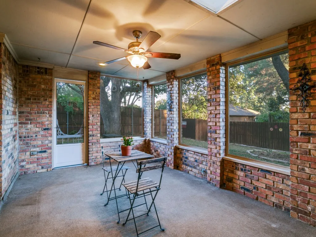 Screened-in Porch!
