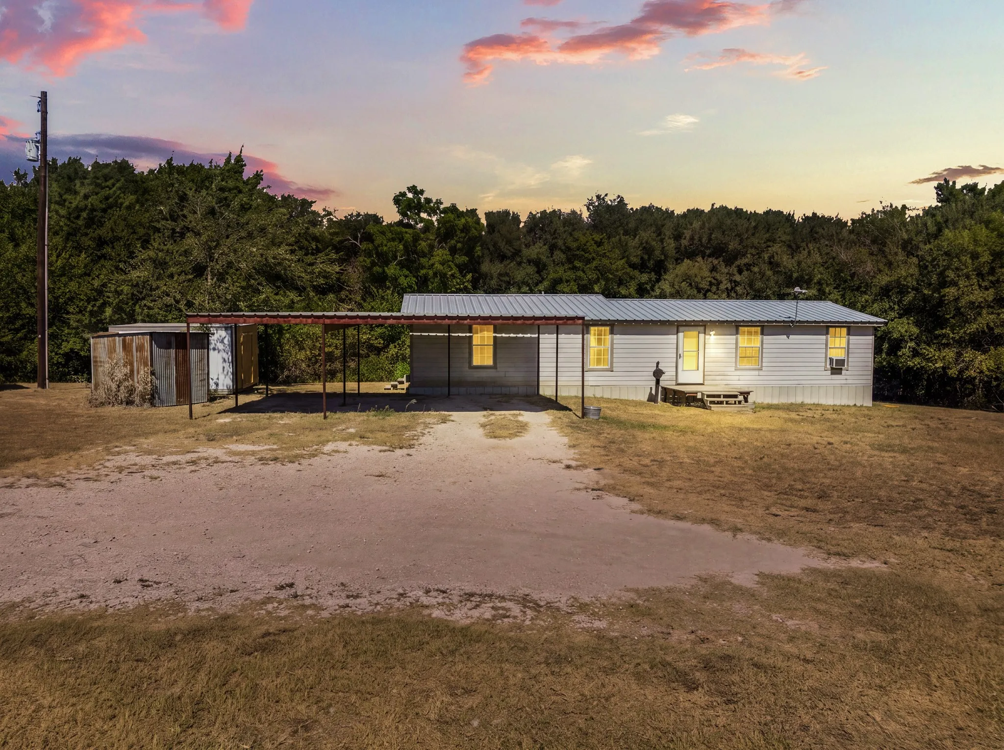 Manufactured Home For Sale in Hill County , 275 Hill County Road 4431, Itasca, Texas 76055, 3 Bedroom, 2 Bathroom, 4 Garage spaces, 1,520 Sqft, built in 1982, mls#21382477, Real Estate Agent in Itasca, Homes For Sale in Hill county, Homes For Sale in Itasca, Realtor in Itasca Texas, Real Estate Brokerage Independent Realty Texas, Luminita Cordes Realtor