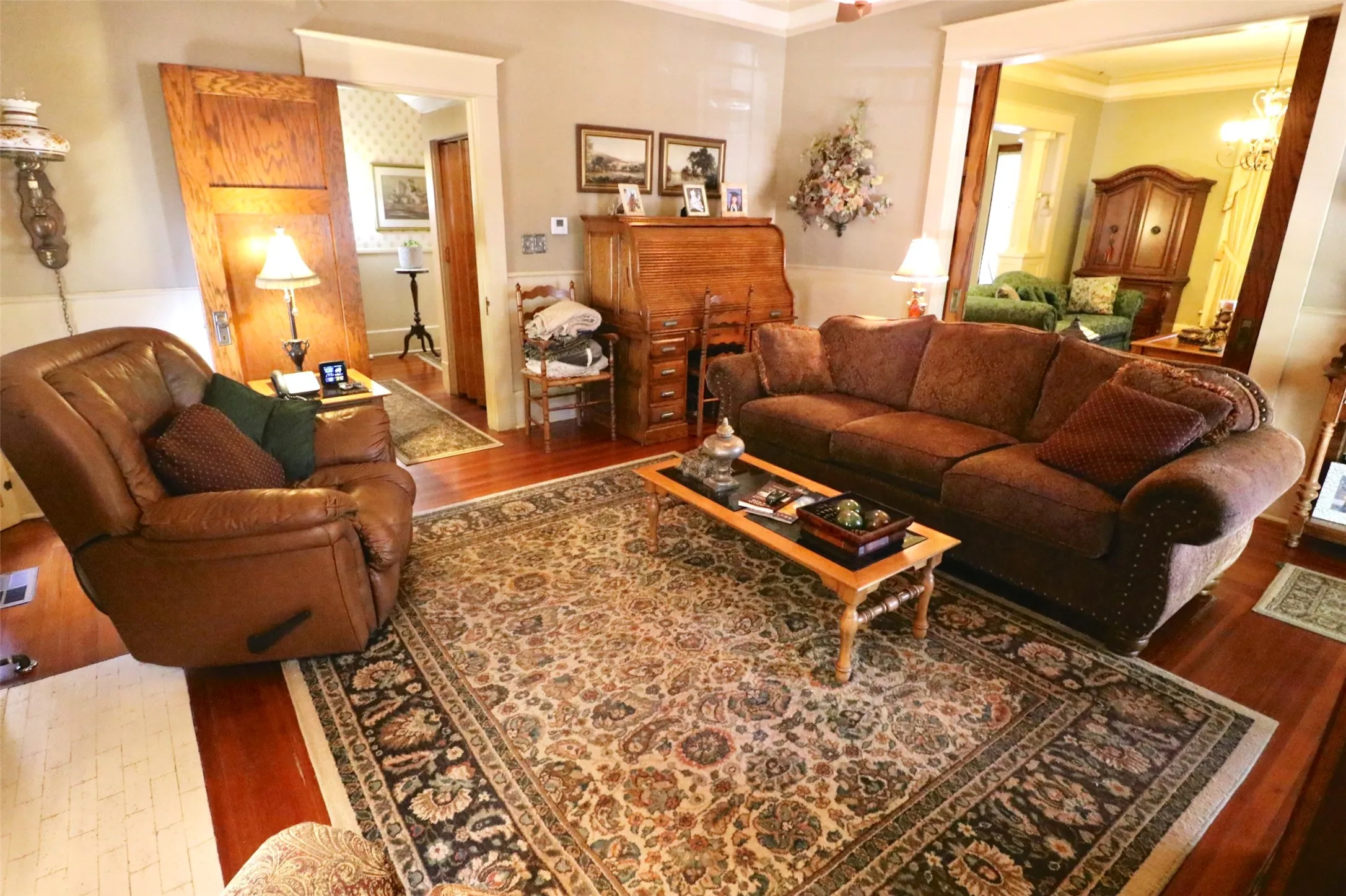 Single Family Residence For Sale in Lamar County , 307 Honey Grove St, Roxton, Texas 75477, 4 Bedroom, 2 Bathroom, 2 Garage spaces, 3,489 Sqft, built in 1912, mls#21383635, Real Estate Agent in Roxton, Homes For Sale in Lamar county, Homes For Sale in Roxton, Realtor in Roxton Texas, Real Estate Brokerage Independent Realty Texas, Luminita Cordes Realtor