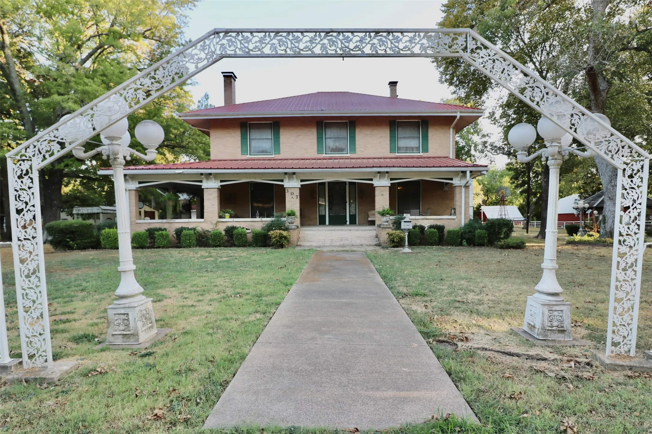 Single Family Residence For Sale in Lamar County , 307 Honey Grove St, Roxton, Texas 75477, 4 Bedroom, 2 Bathroom, 2 Garage spaces, 3,489 Sqft, built in 1912, mls#21383635, Real Estate Agent in Roxton, Homes For Sale in Lamar county, Homes For Sale in Roxton, Realtor in Roxton Texas, Real Estate Brokerage Independent Realty Texas, Luminita Cordes Realtor
