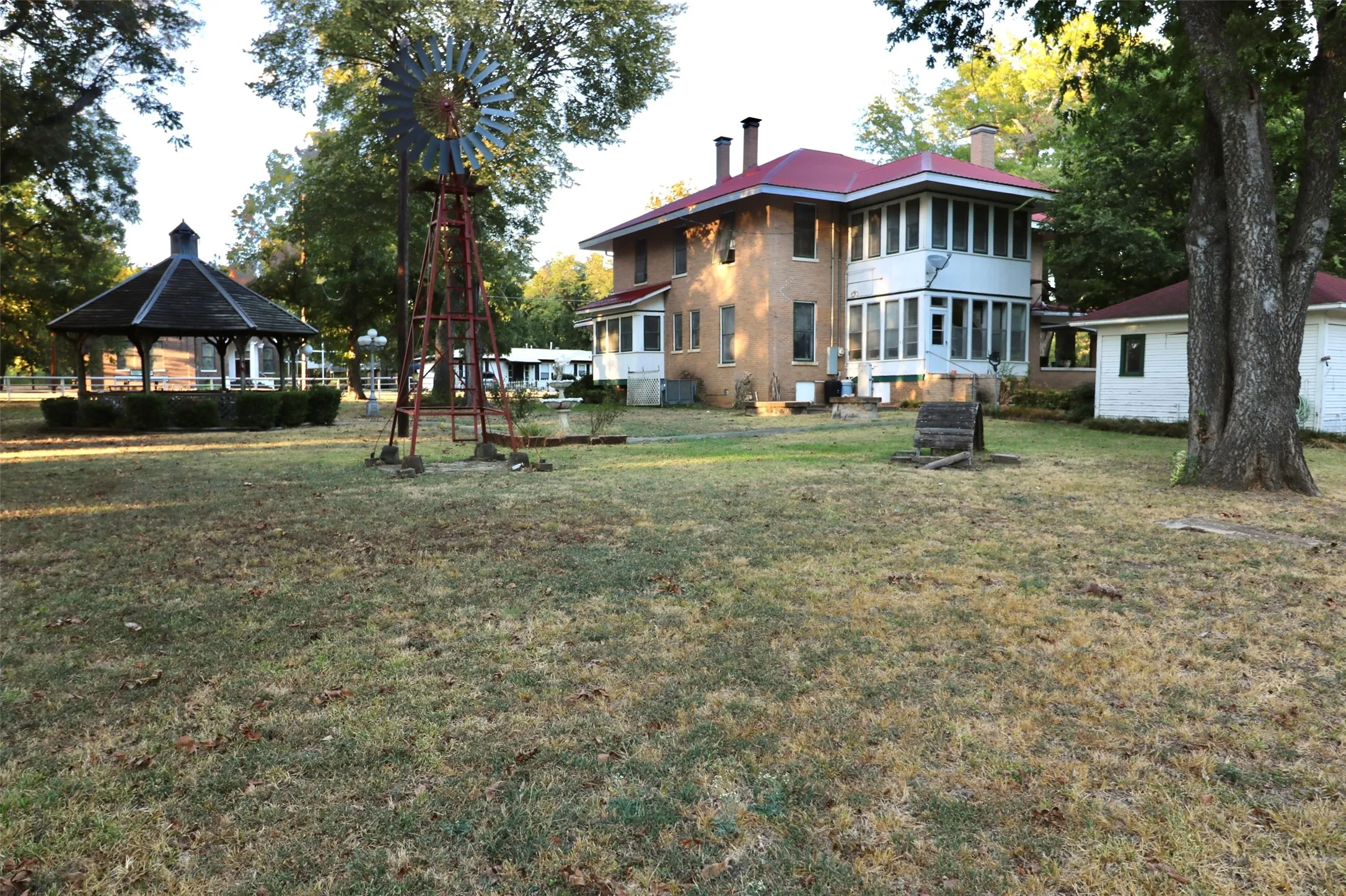 Single Family Residence For Sale in Lamar County , 307 Honey Grove St, Roxton, Texas 75477, 4 Bedroom, 2 Bathroom, 2 Garage spaces, 3,489 Sqft, built in 1912, mls#21383635, Real Estate Agent in Roxton, Homes For Sale in Lamar county, Homes For Sale in Roxton, Realtor in Roxton Texas, Real Estate Brokerage Independent Realty Texas, Luminita Cordes Realtor