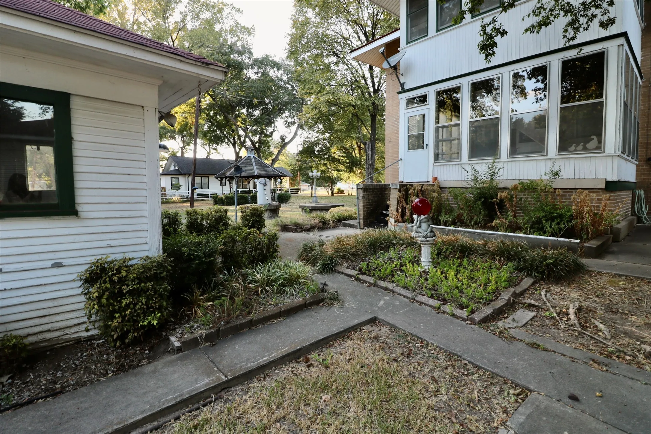 Single Family Residence For Sale in Lamar County , 307 Honey Grove St, Roxton, Texas 75477, 4 Bedroom, 2 Bathroom, 2 Garage spaces, 3,489 Sqft, built in 1912, mls#21383635, Real Estate Agent in Roxton, Homes For Sale in Lamar county, Homes For Sale in Roxton, Realtor in Roxton Texas, Real Estate Brokerage Independent Realty Texas, Luminita Cordes Realtor