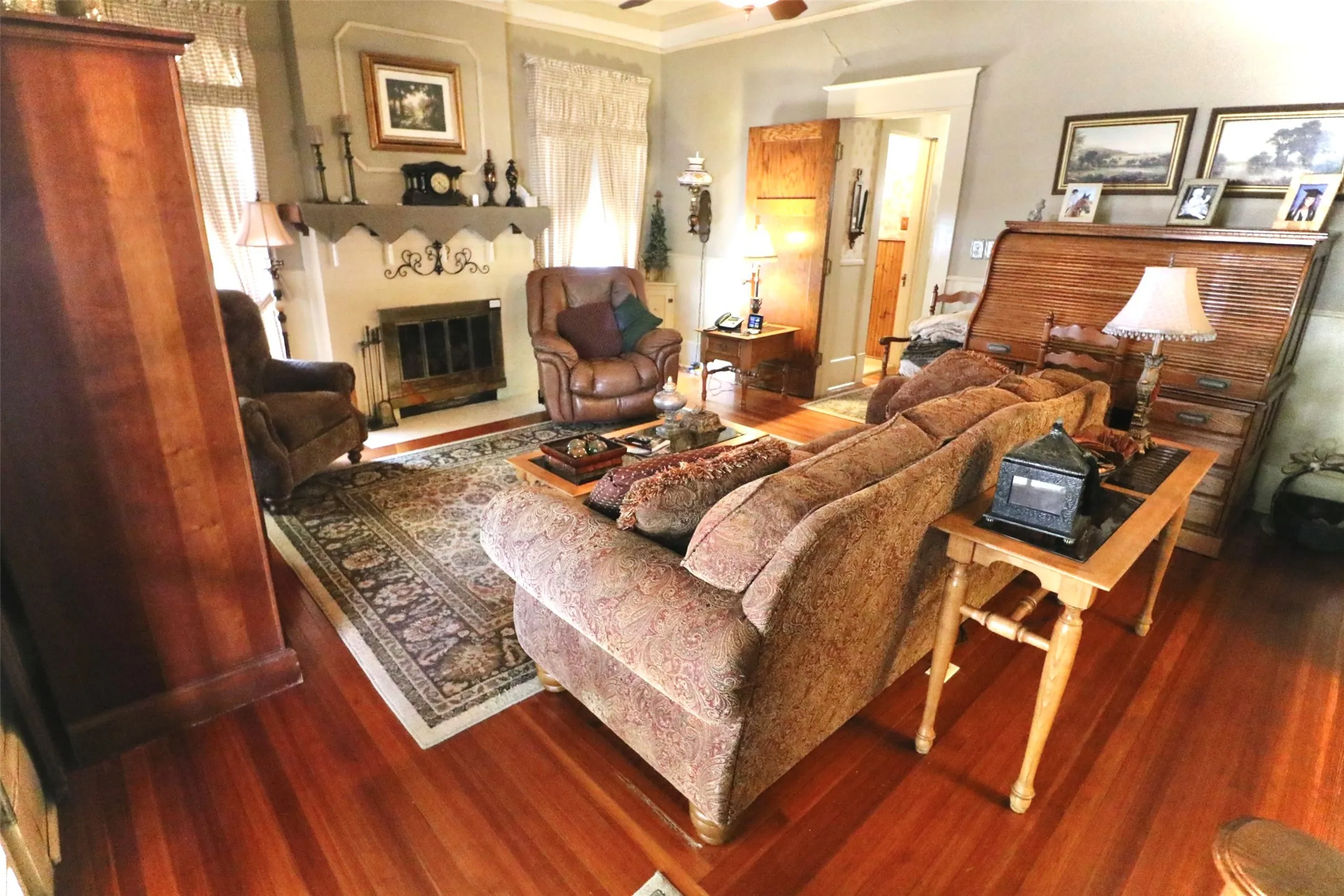 Single Family Residence For Sale in Lamar County , 307 Honey Grove St, Roxton, Texas 75477, 4 Bedroom, 2 Bathroom, 2 Garage spaces, 3,489 Sqft, built in 1912, mls#21383635, Real Estate Agent in Roxton, Homes For Sale in Lamar county, Homes For Sale in Roxton, Realtor in Roxton Texas, Real Estate Brokerage Independent Realty Texas, Luminita Cordes Realtor