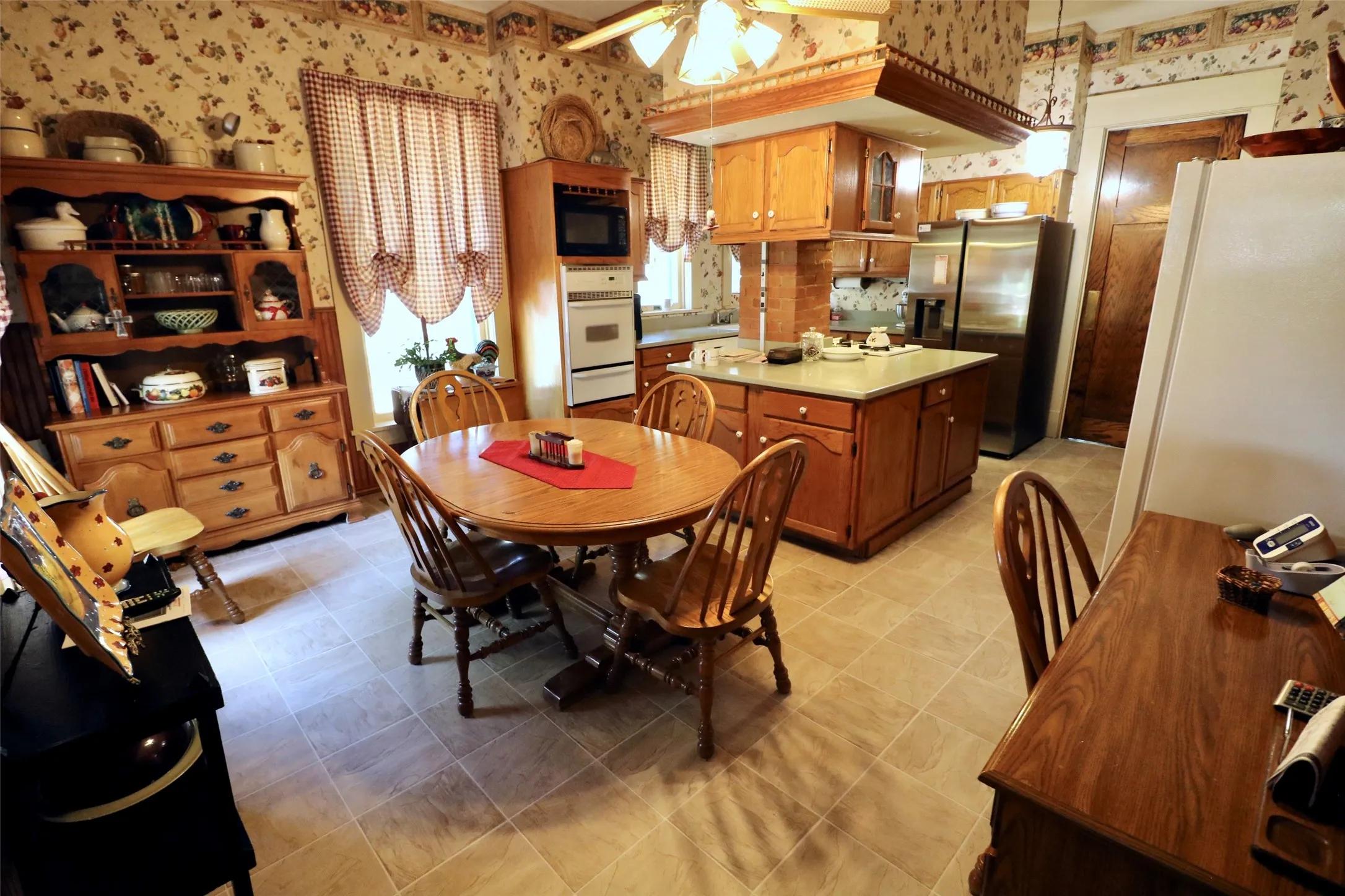 Single Family Residence For Sale in Lamar County , 307 Honey Grove St, Roxton, Texas 75477, 4 Bedroom, 2 Bathroom, 2 Garage spaces, 3,489 Sqft, built in 1912, mls#21383635, Real Estate Agent in Roxton, Homes For Sale in Lamar county, Homes For Sale in Roxton, Realtor in Roxton Texas, Real Estate Brokerage Independent Realty Texas, Luminita Cordes Realtor