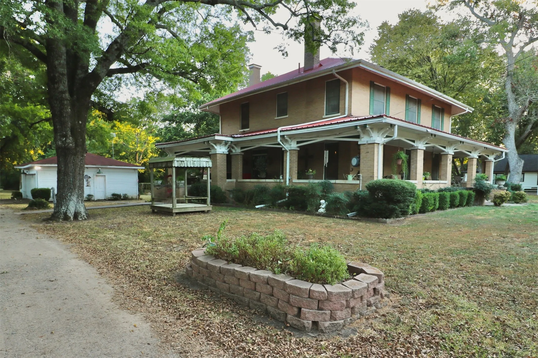 Single Family Residence For Sale in Lamar County , 307 Honey Grove St, Roxton, Texas 75477, 4 Bedroom, 2 Bathroom, 2 Garage spaces, 3,489 Sqft, built in 1912, mls#21383635, Real Estate Agent in Roxton, Homes For Sale in Lamar county, Homes For Sale in Roxton, Realtor in Roxton Texas, Real Estate Brokerage Independent Realty Texas, Luminita Cordes Realtor